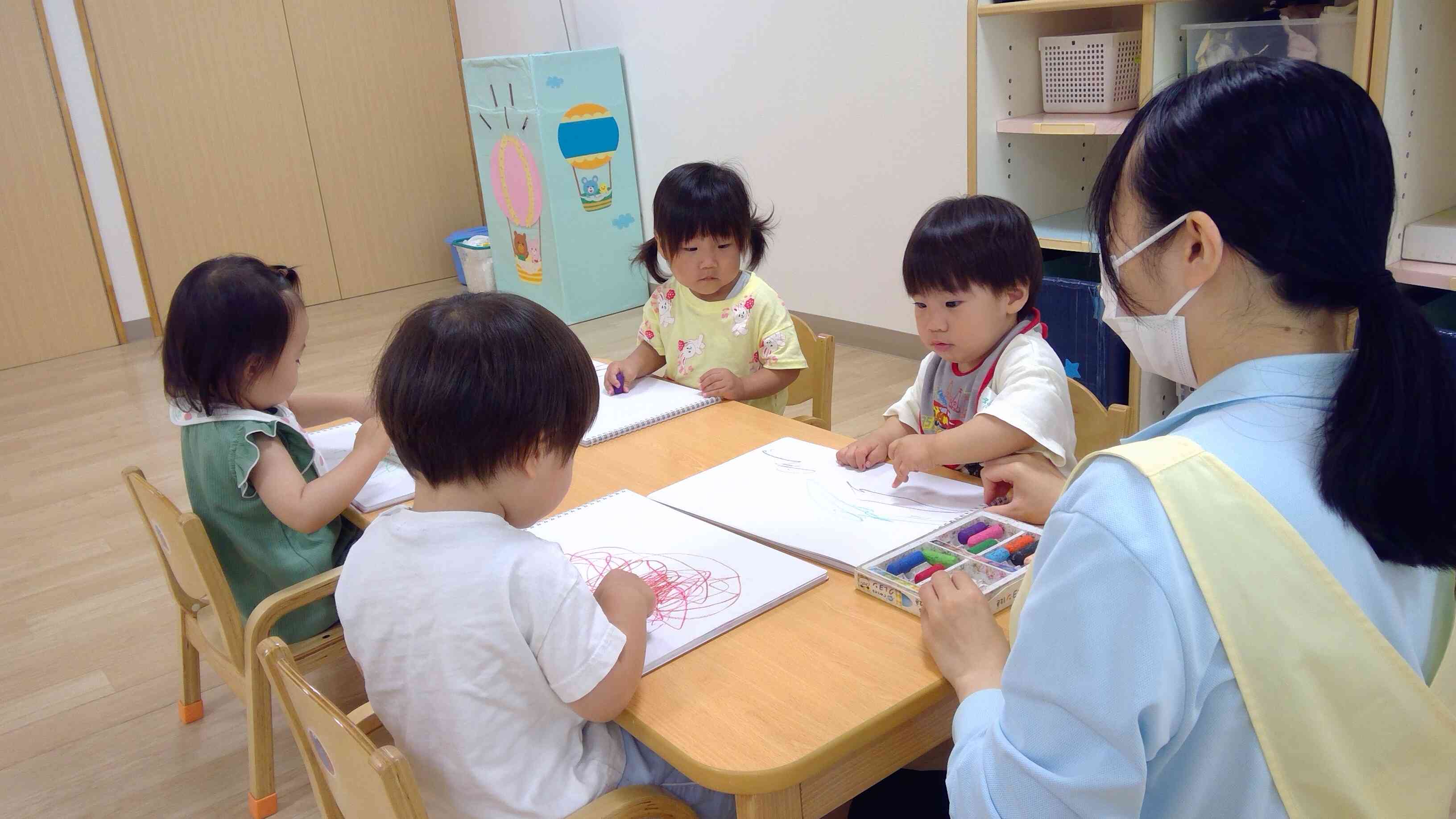 あひる組さん(1歳児)がお絵描きをしました。