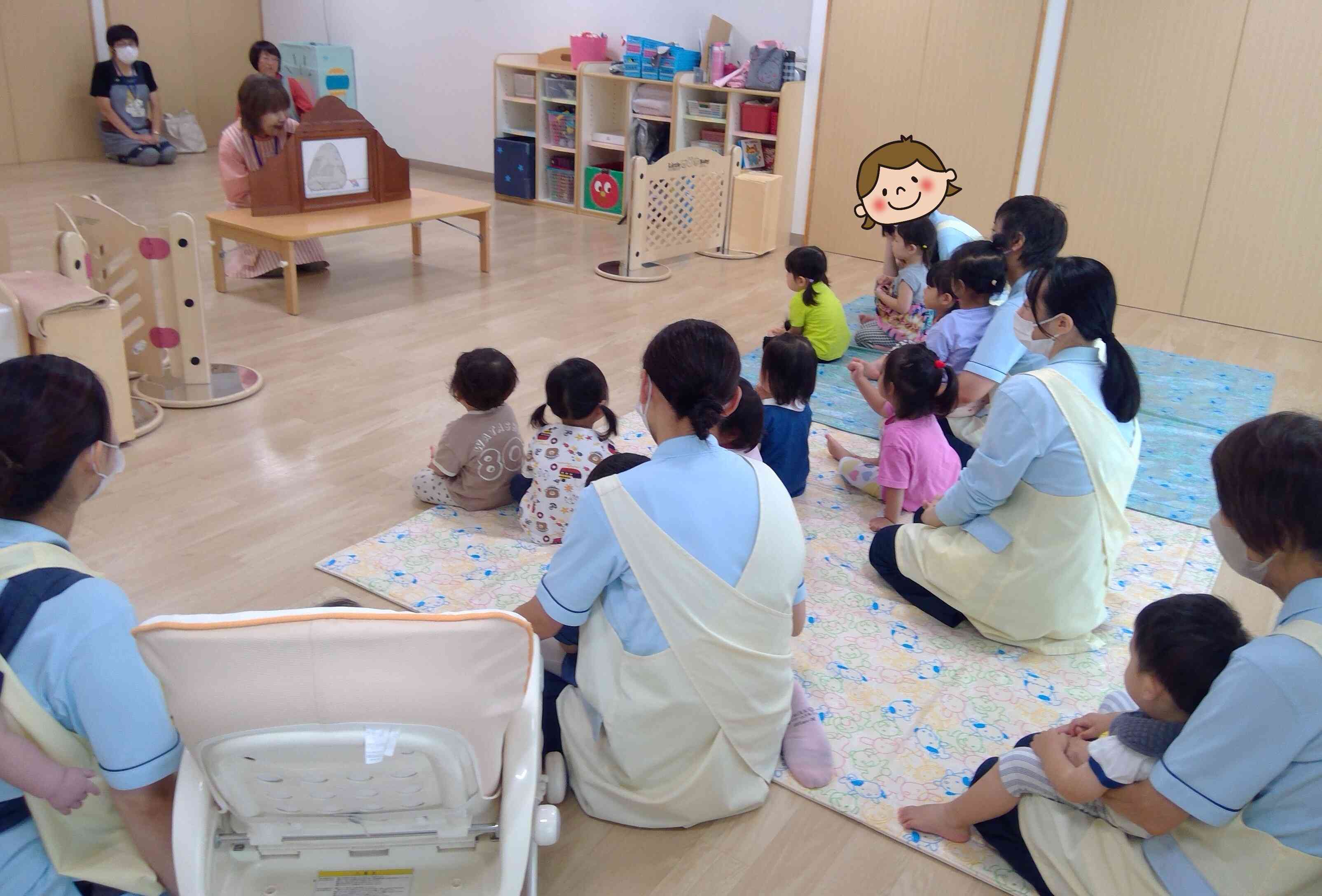 絵本や紙芝居を見ました。