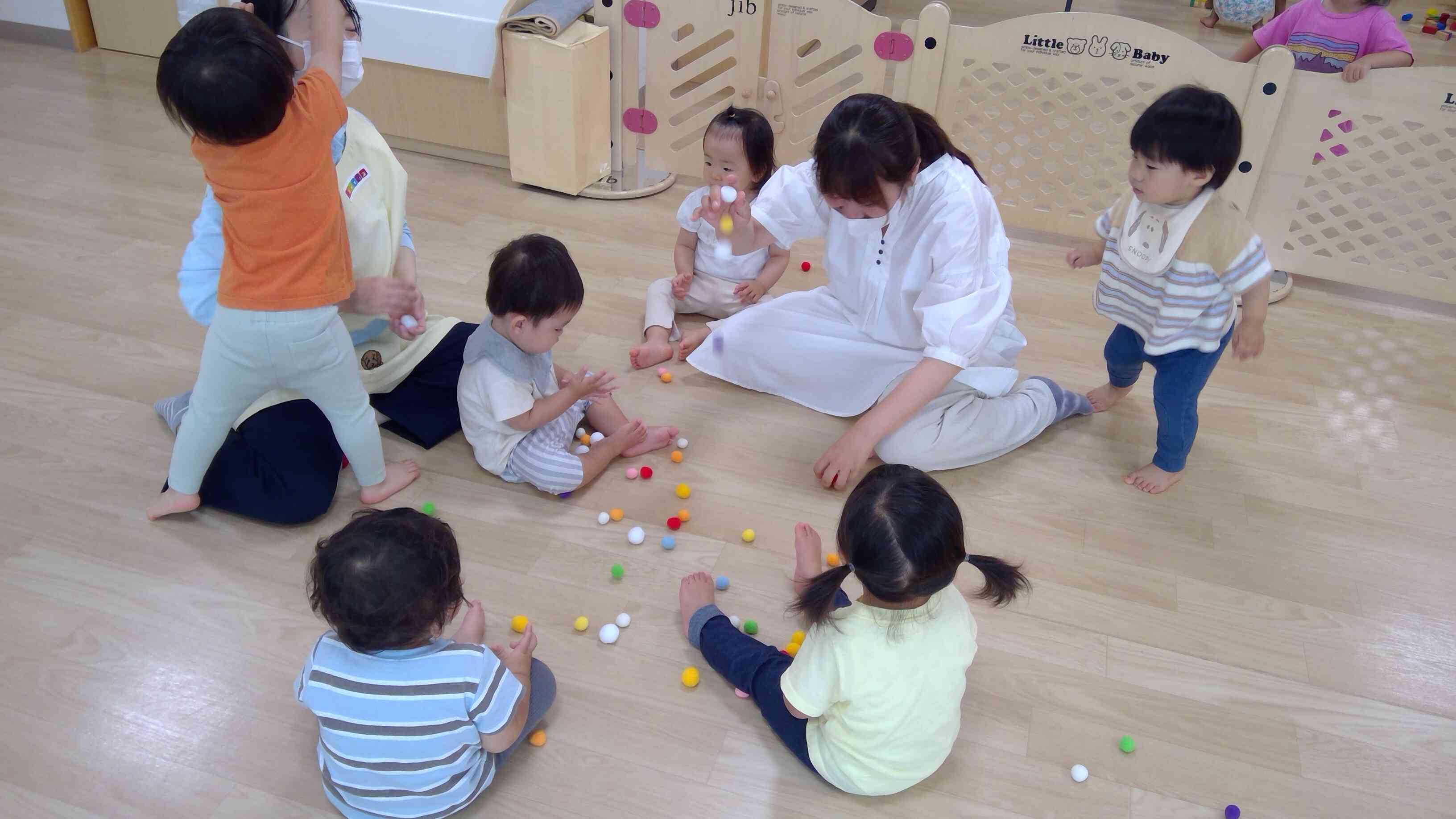 あひる組(1歳児)のリトミック。