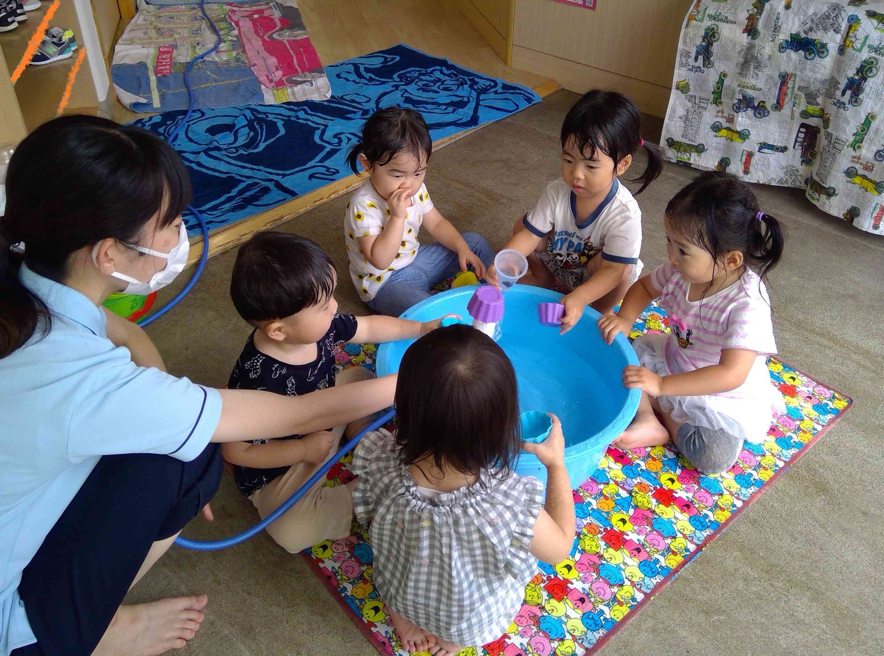 色々なカップを使って水を汲んで遊んだよ。