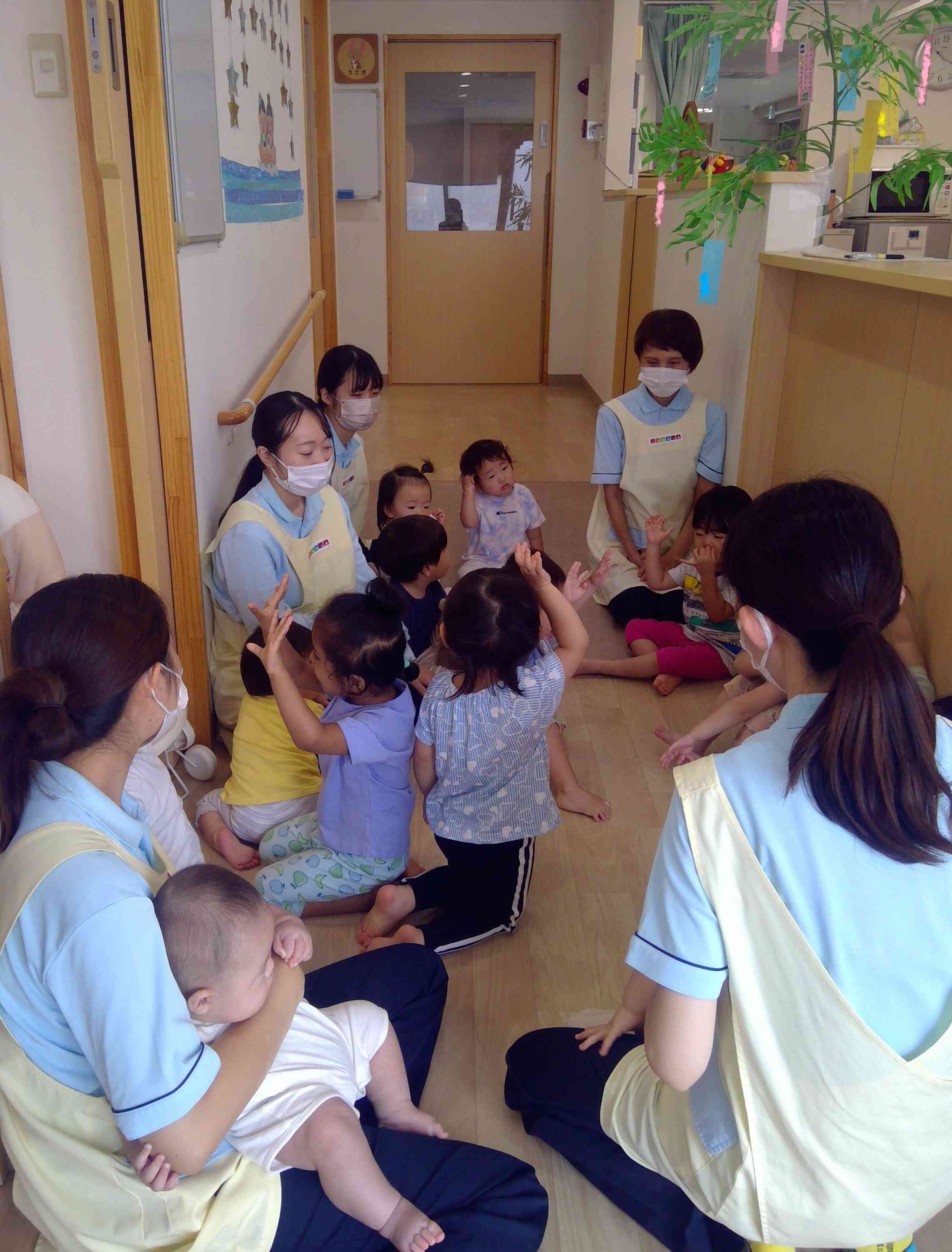 笹飾りの前で「たなばたさま」を歌ったよ。