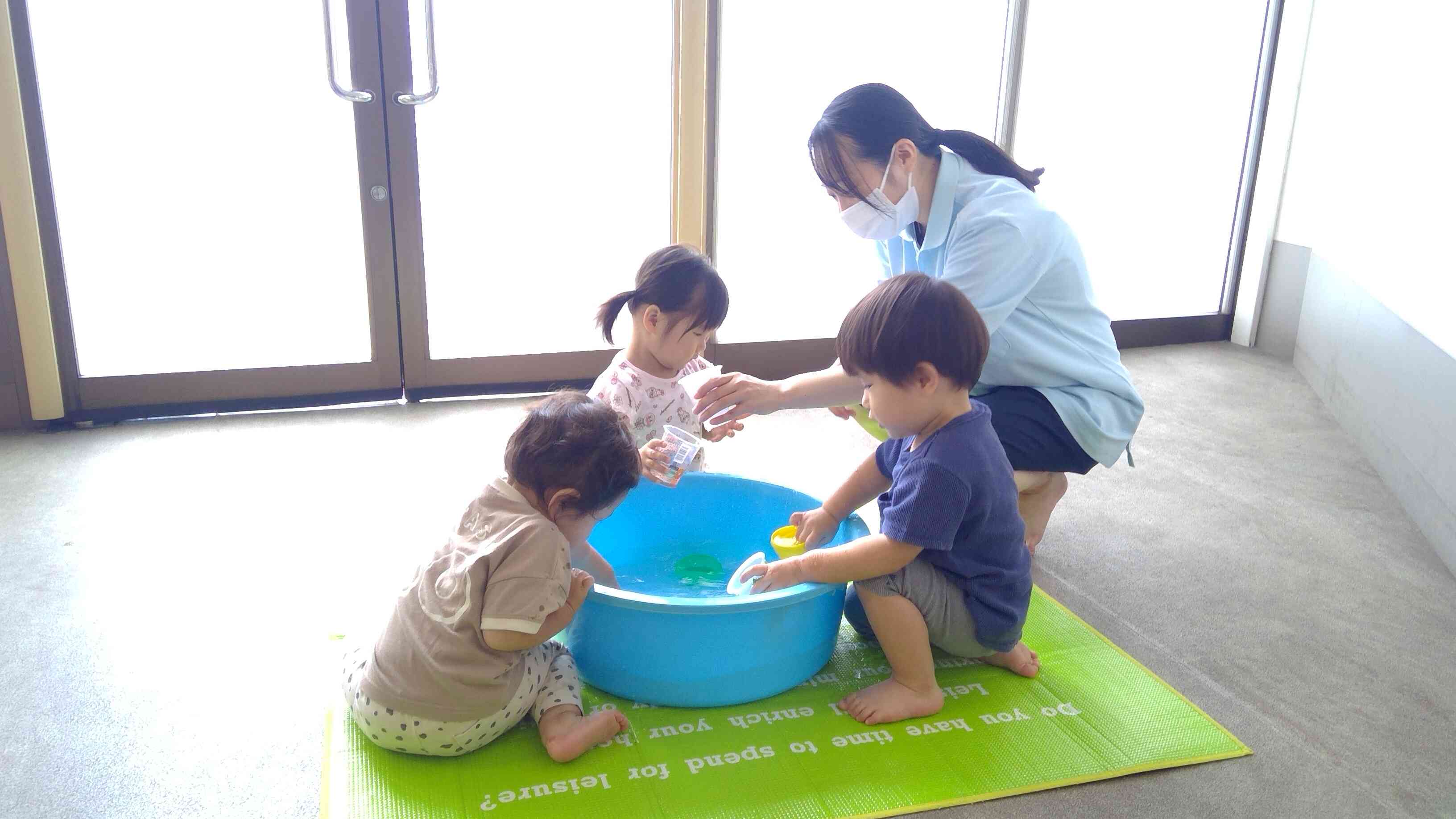 カップで水をすくって遊びました。