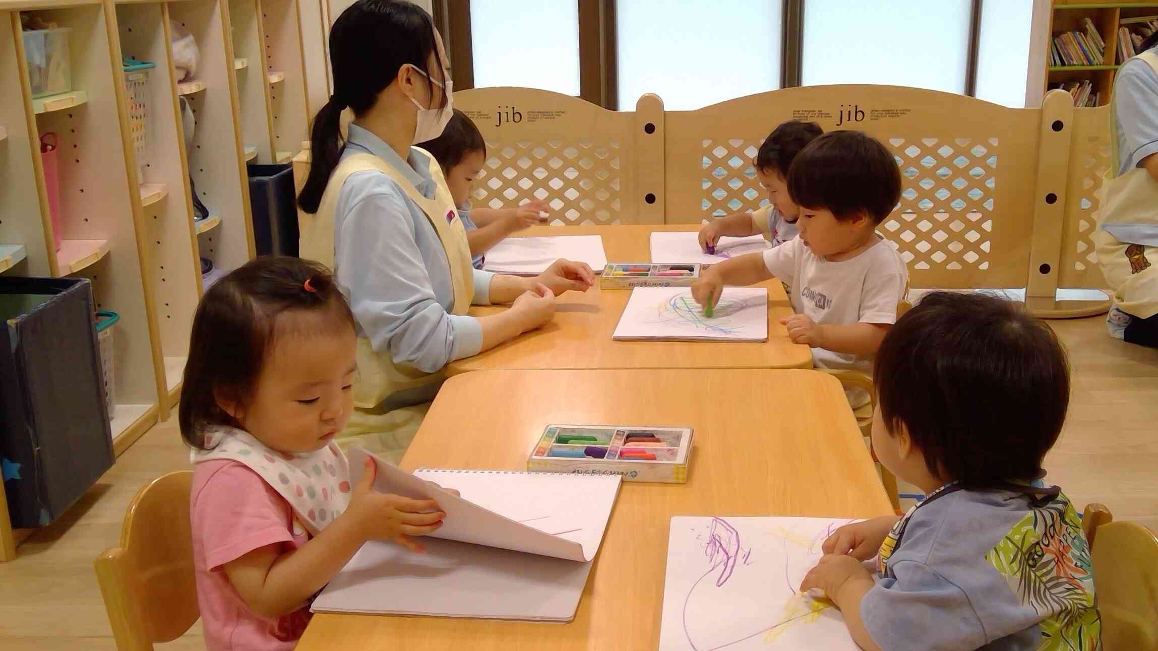 あひる組さん(1歳児)のお絵描き。