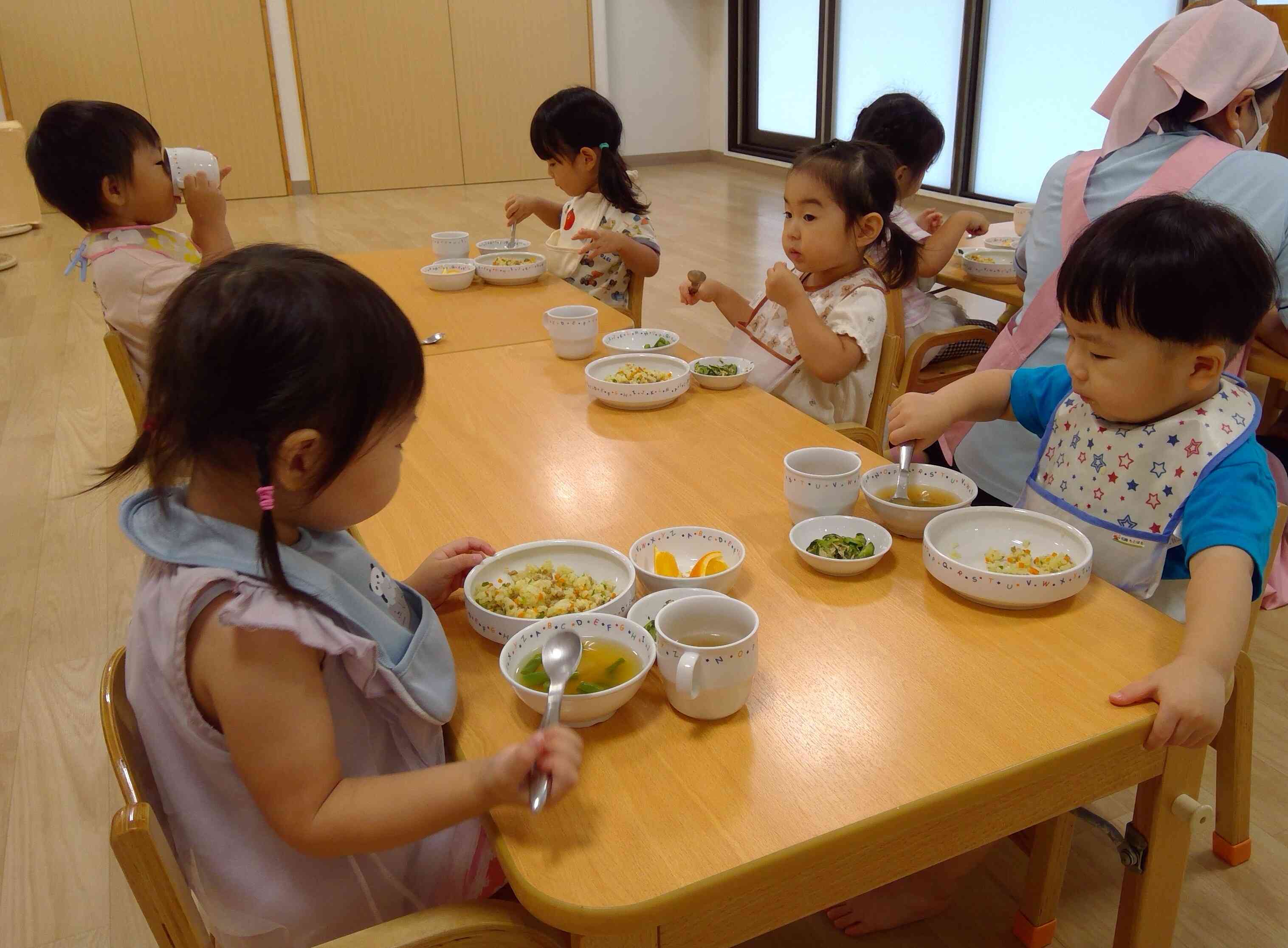上手にすくって食べています。