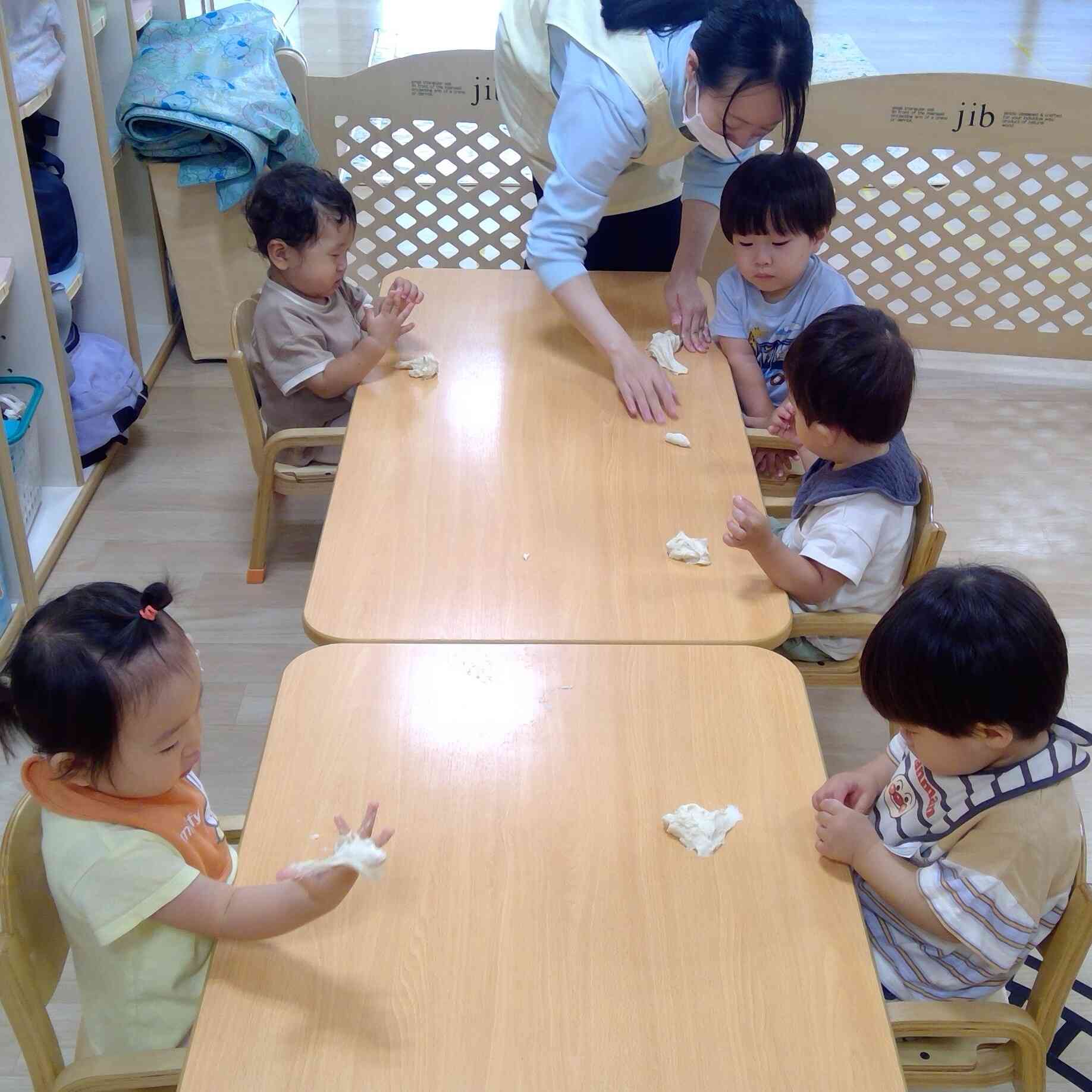 あひる組(1歳児)　小麦粉粘土をしたよ