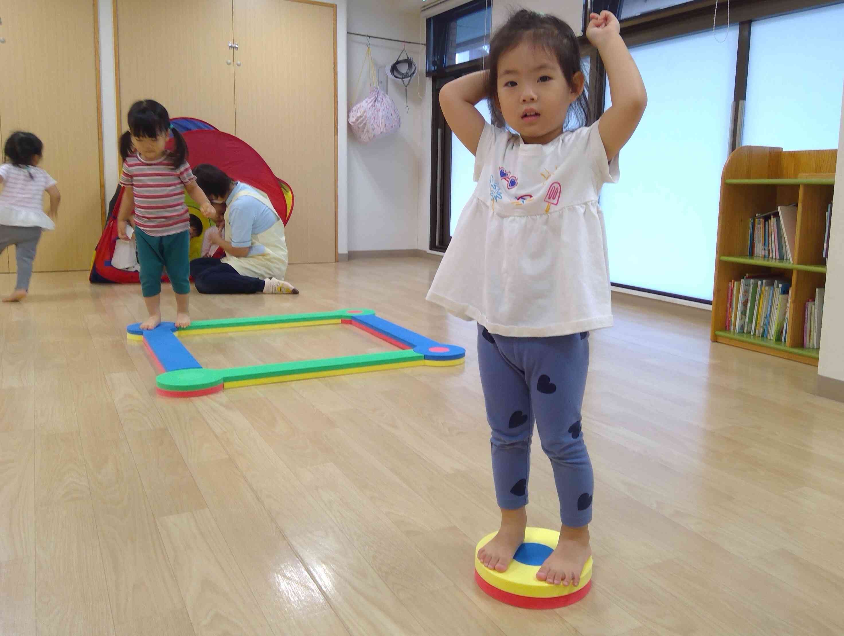 台に乗って「はい、ポーズ!」
