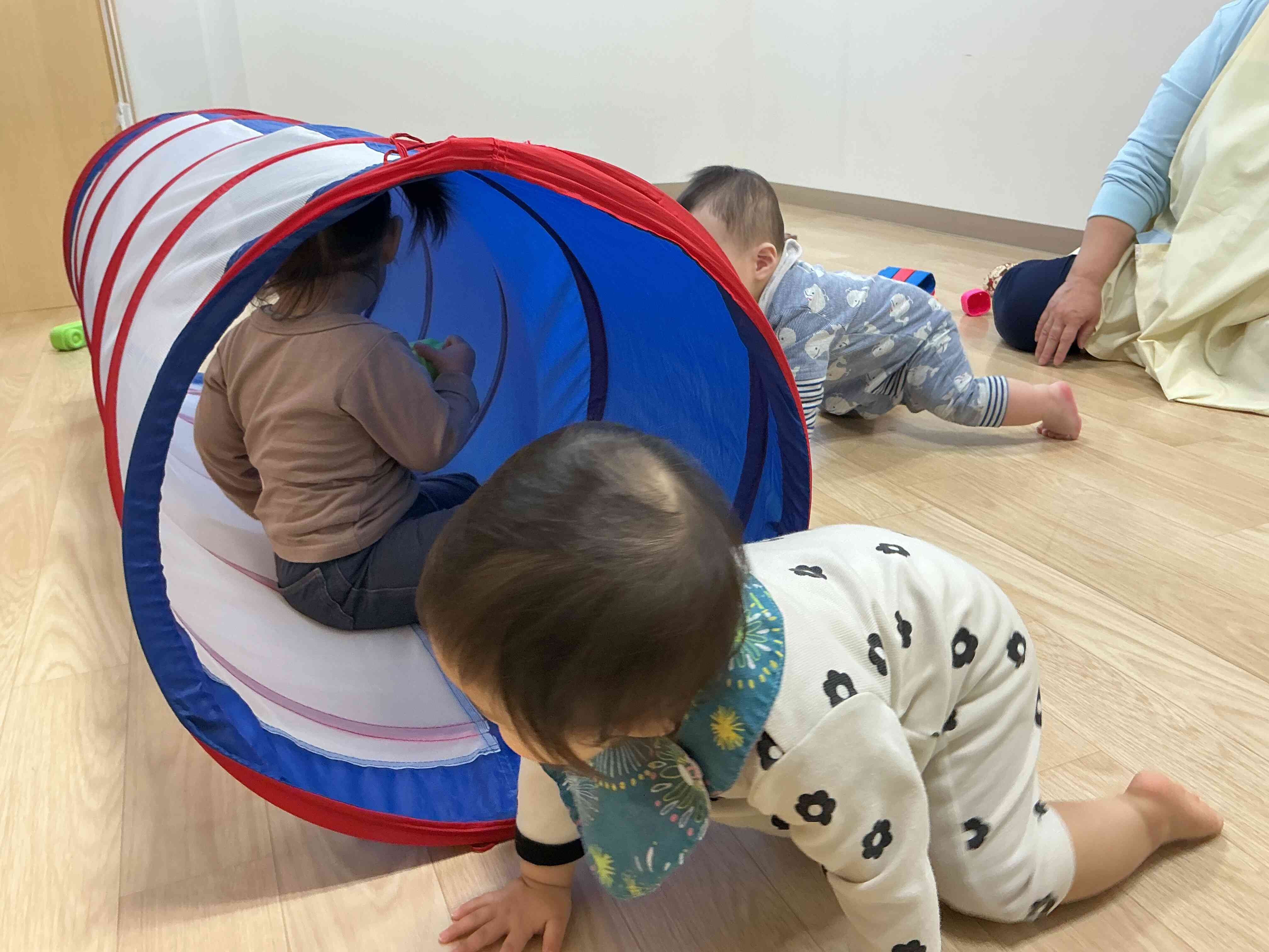 ひよこ組（0歳児）　トンネル遊び