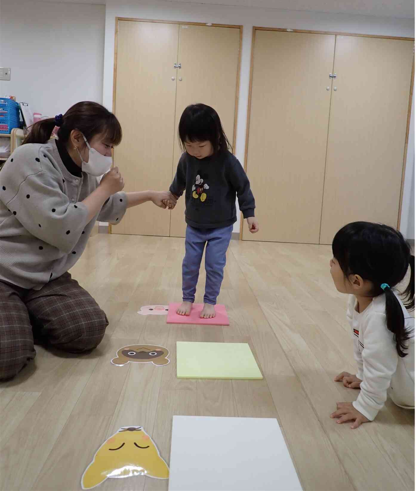 講師の先生と手を繋いで・・・