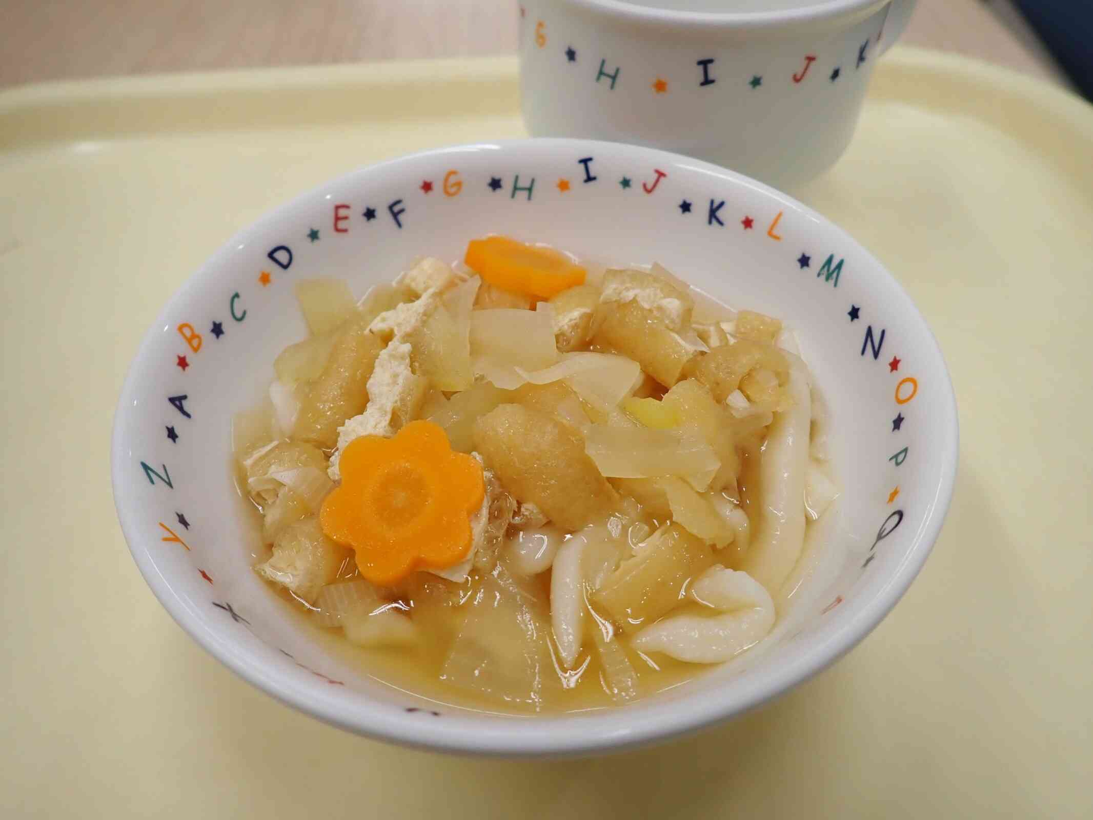具がたっぷり入った「きつねうどん」