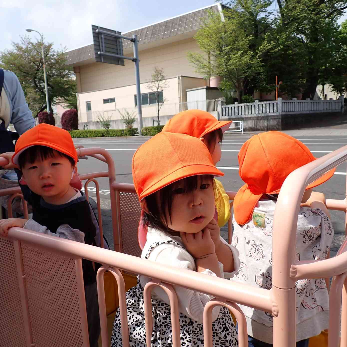 あひる組(1歳児) 初めてお散歩に行ったよ。