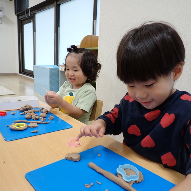 粘土遊びをしたよ　（うさぎ組２歳児）