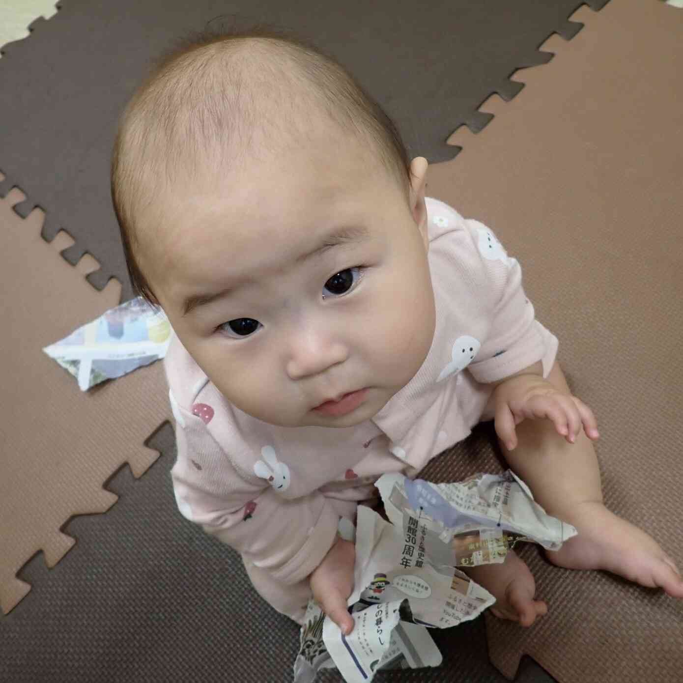 新聞紙で遊んだよ♪