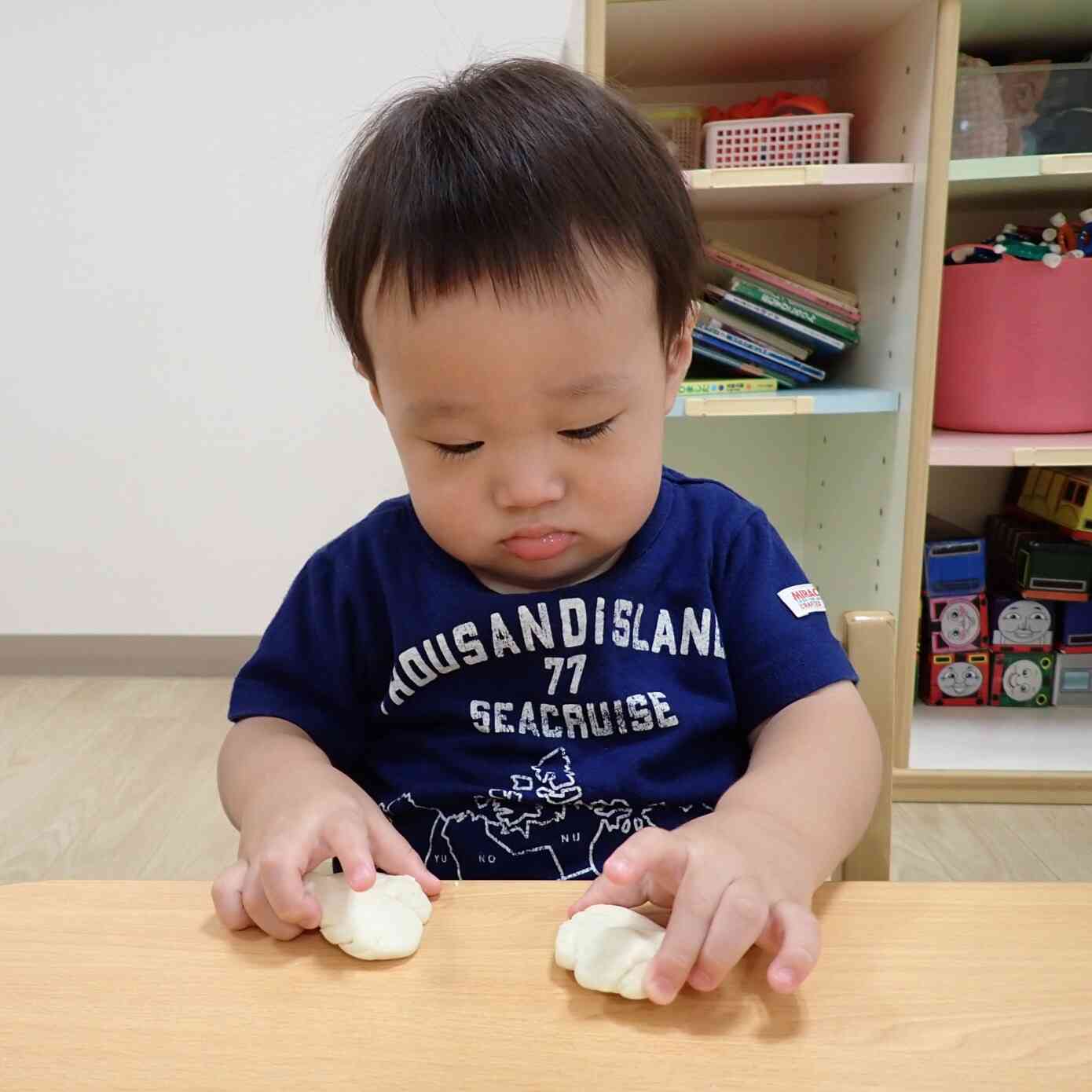 小麦粉粘土をしたよ(あひる組・1歳児)
