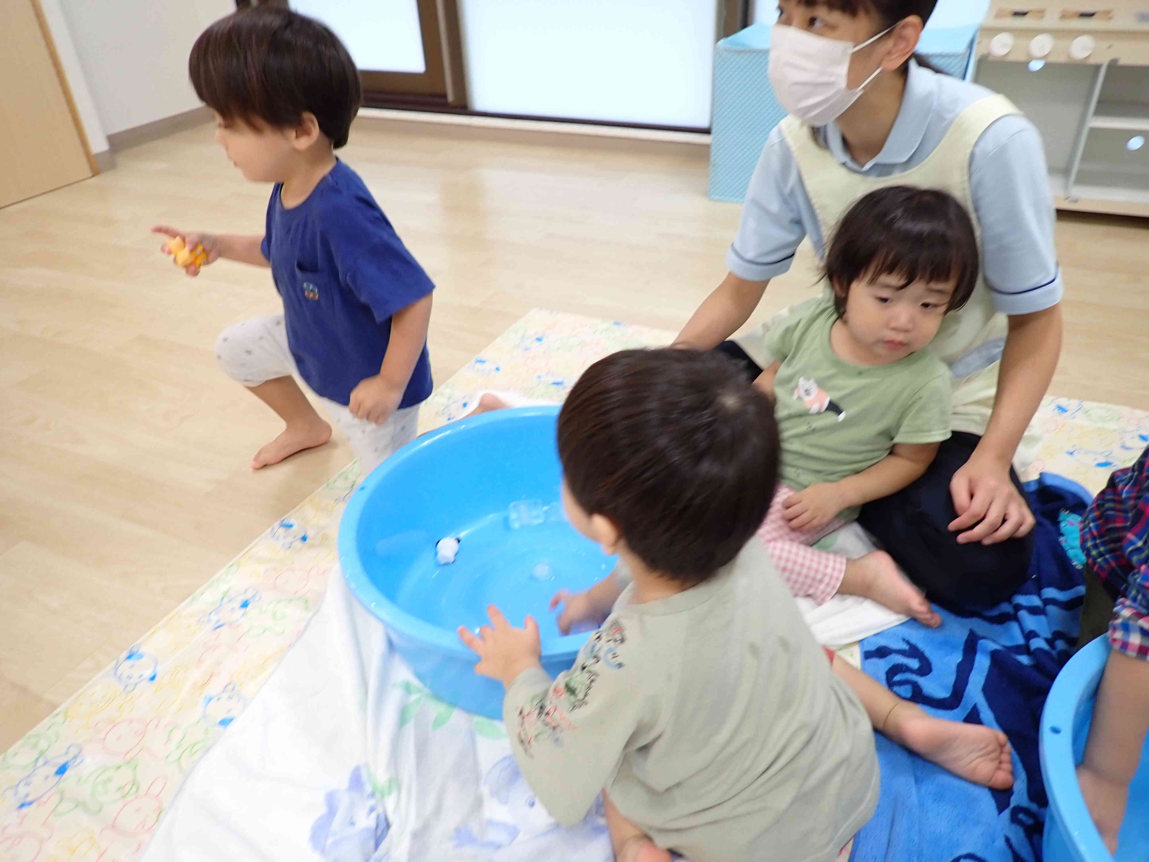 氷の中からお人形が出てきたよ！