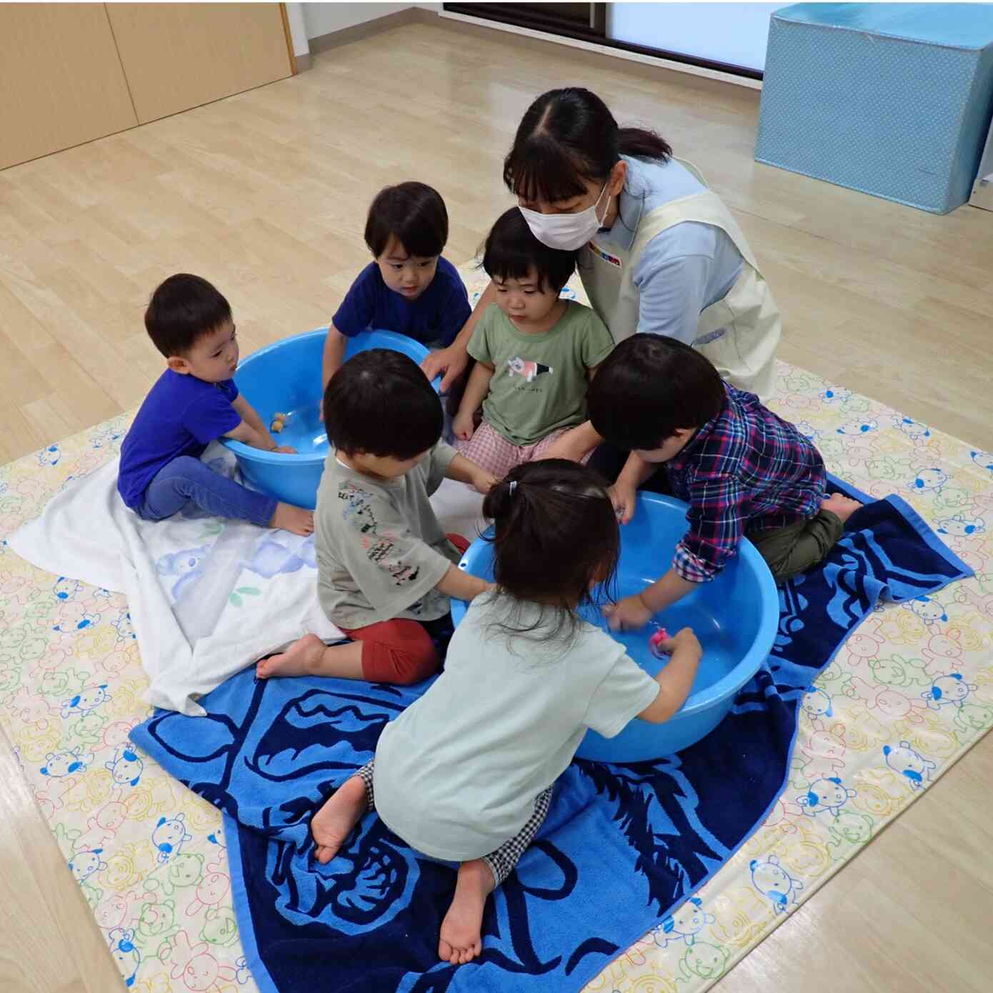 氷で遊んだよ♪（うさぎ組 2歳児）