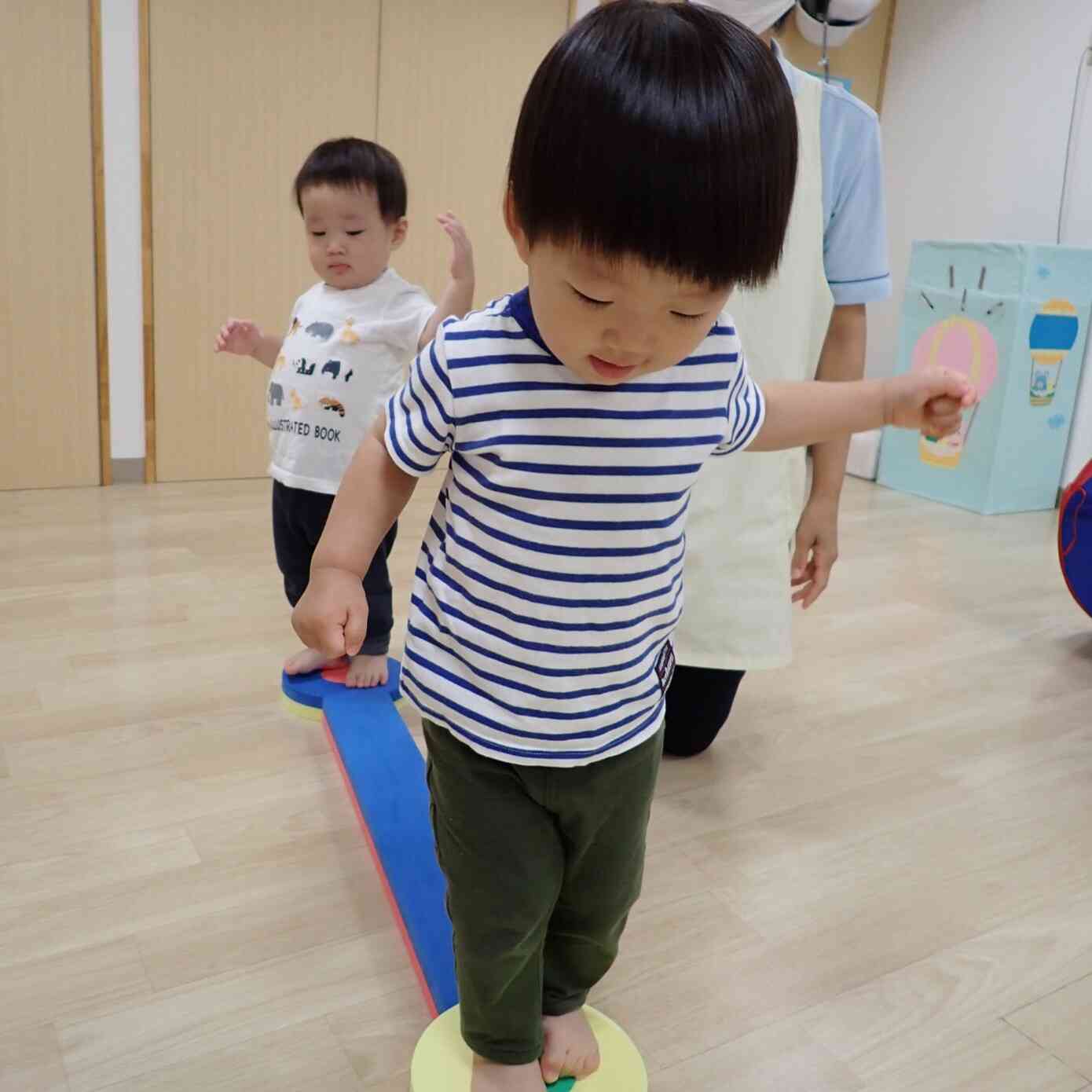 体を動かして遊んだよ(あひる組 1歳児)