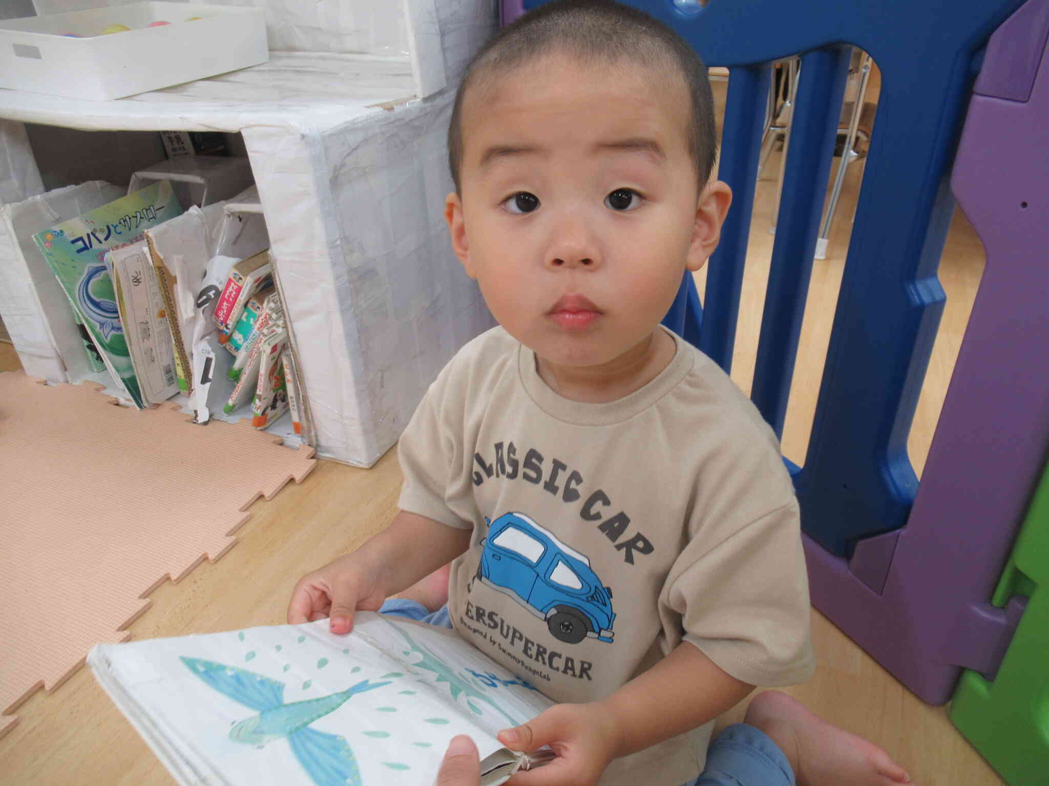 お魚さんもぴょ～ん！大好きな読書の時間♪