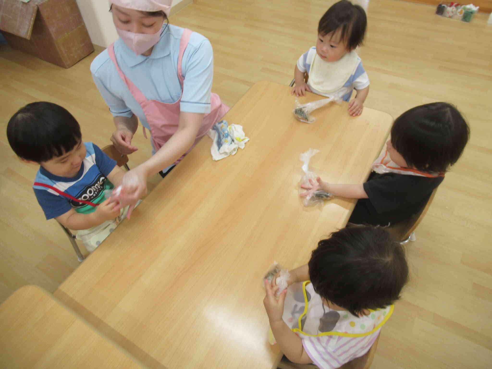 袋に入った材料を…ふりふり♪もみもみ♪