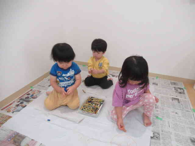 大きな紙でお絵描き！