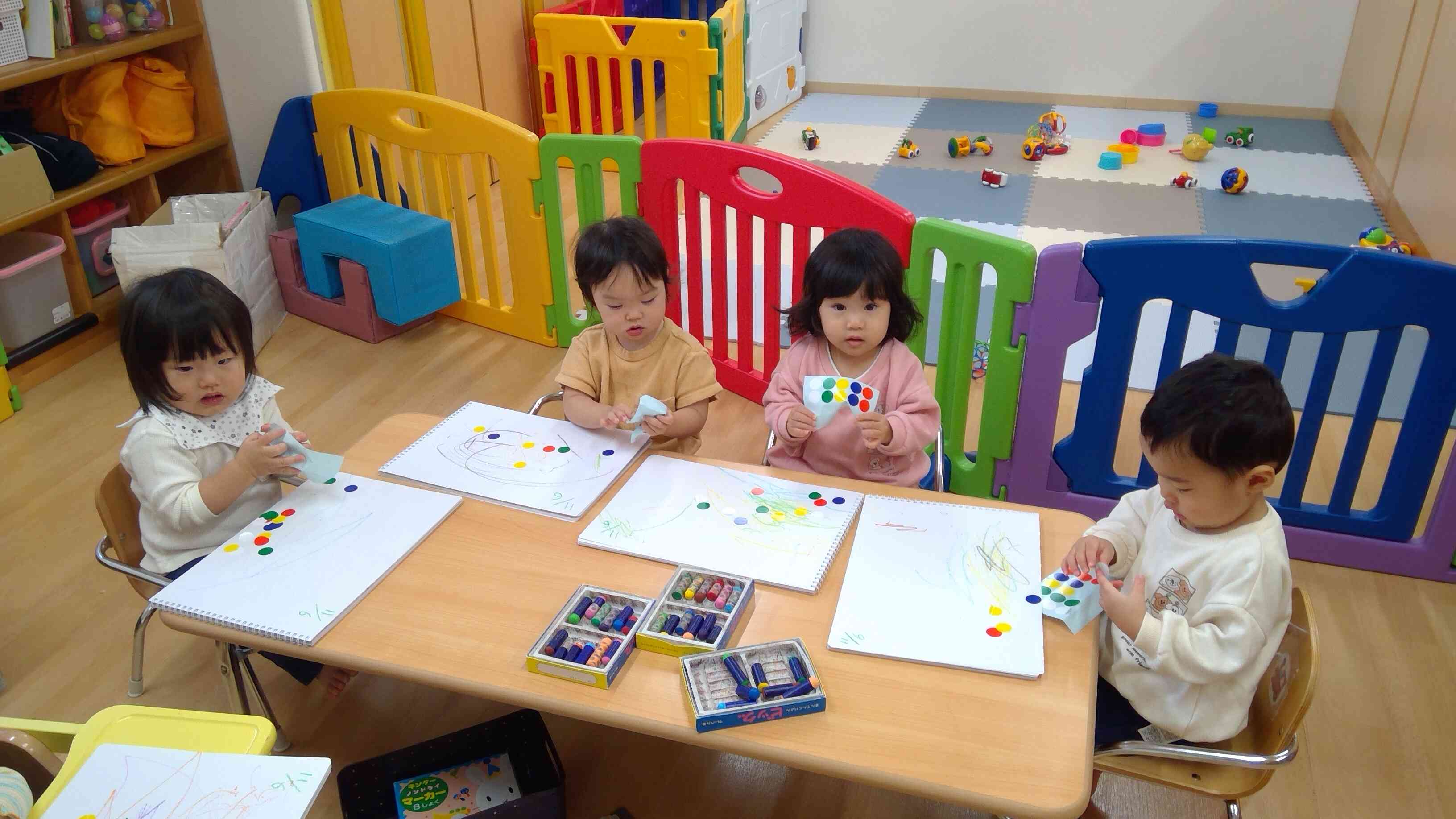 シール貼り・テープはがしをしたよ！