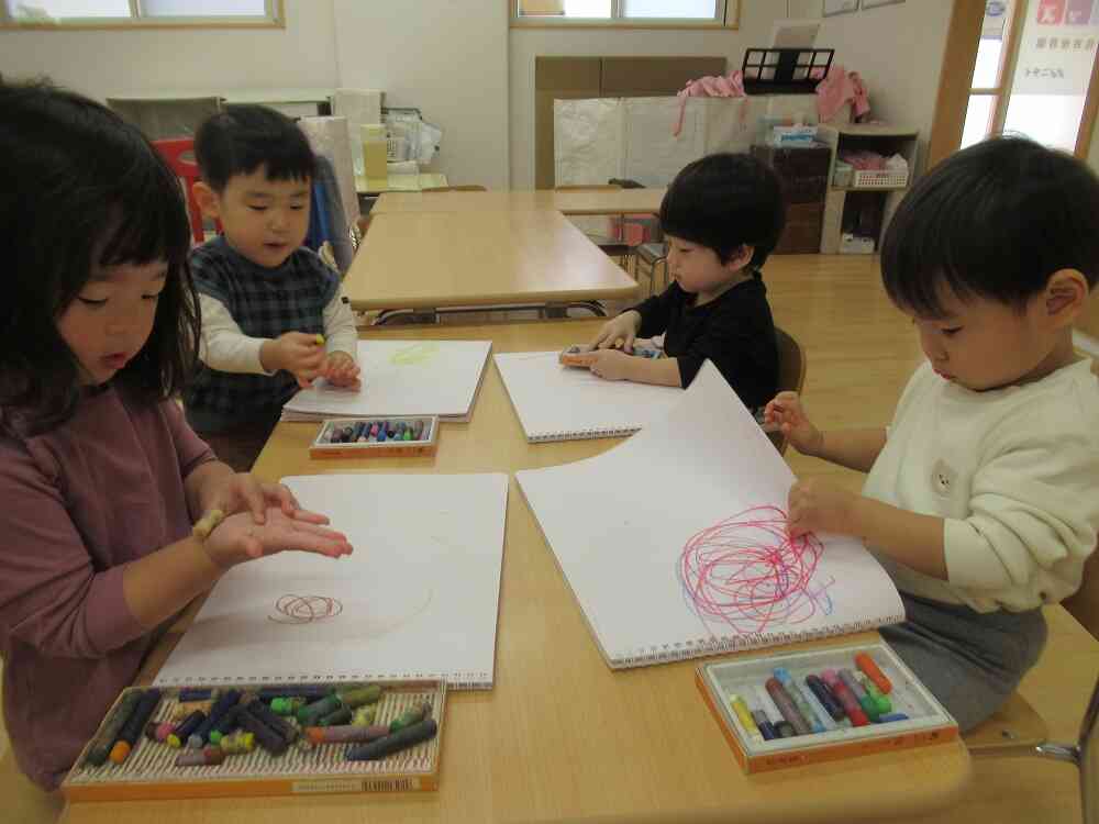 あひるぐみ（１歳児）：お絵描き