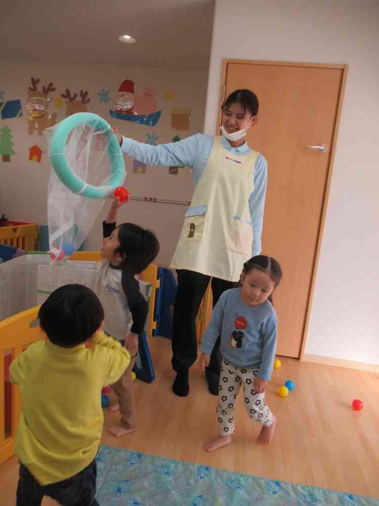 うさぎぐみ（２歳児）：ボール遊び
