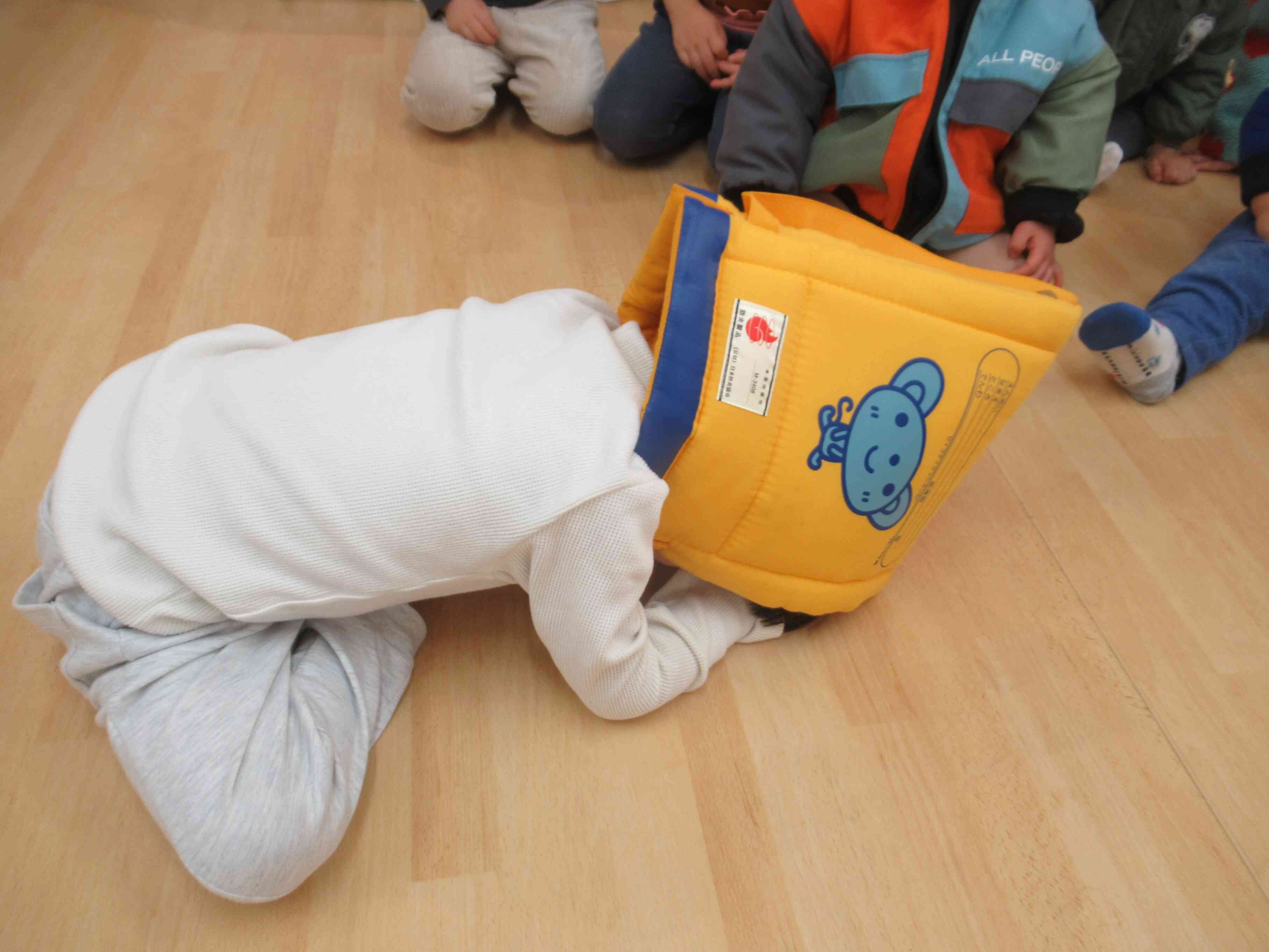 ダンゴムシのポーズ！