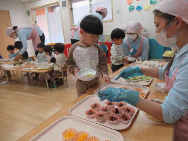 給食は…待ちに待ったバイキング！