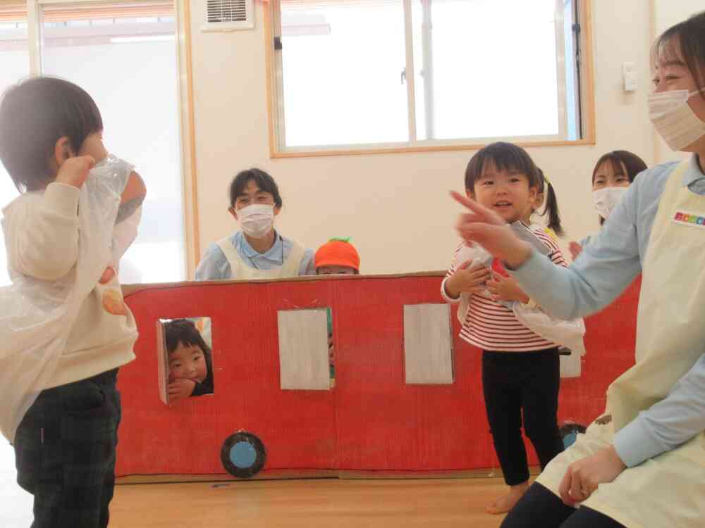 ♪バスにのってゆられてる　ごーごー！