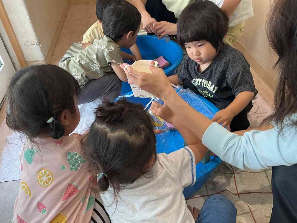 お水が出てきた～！（1歳児あひる組）