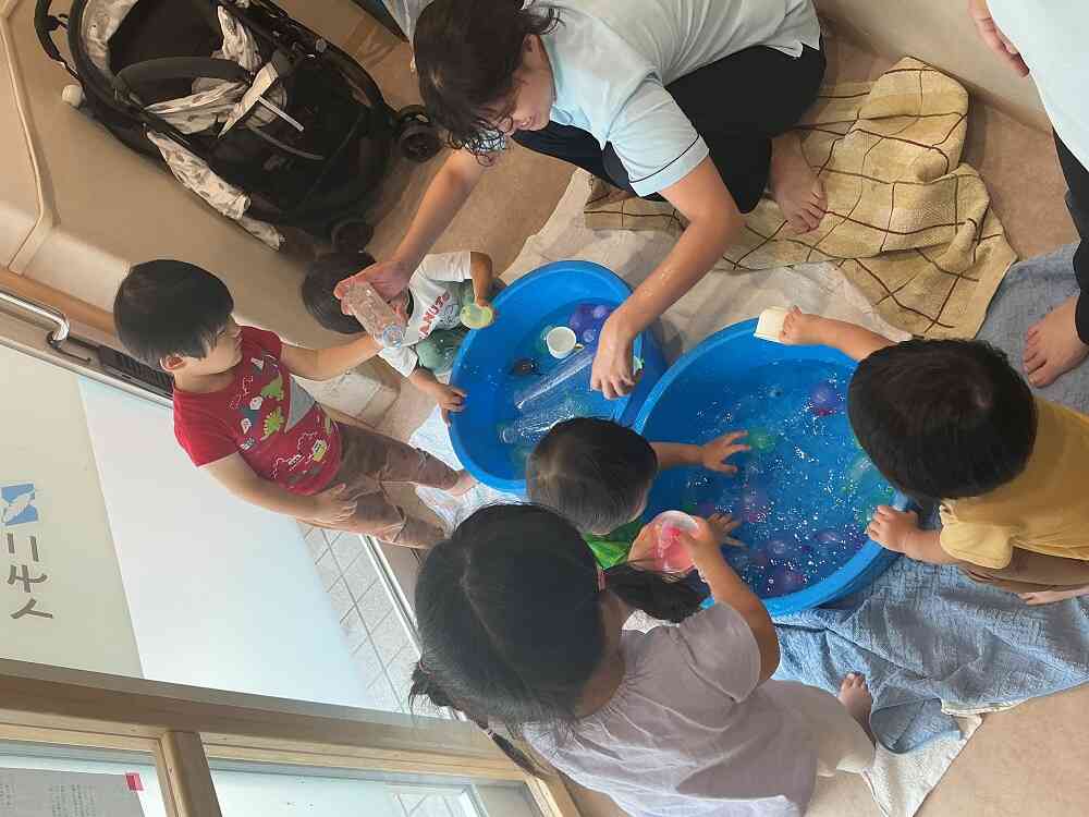 どんな感触かな？（2歳児うさぎ組）