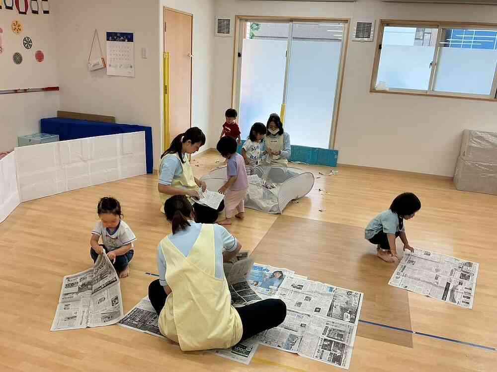 次は新聞あそび！