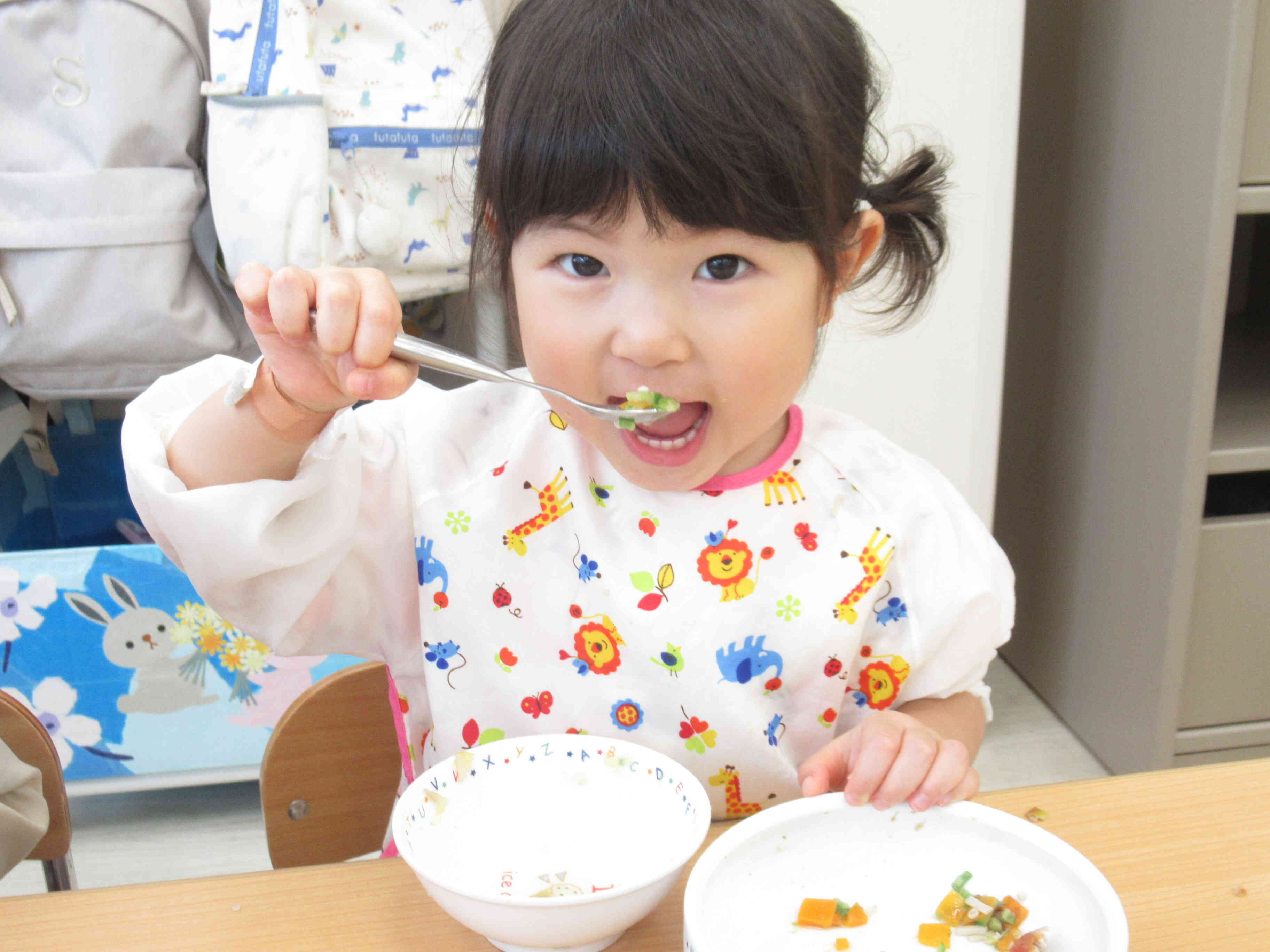 みてみて、自分で食べれるよ♪