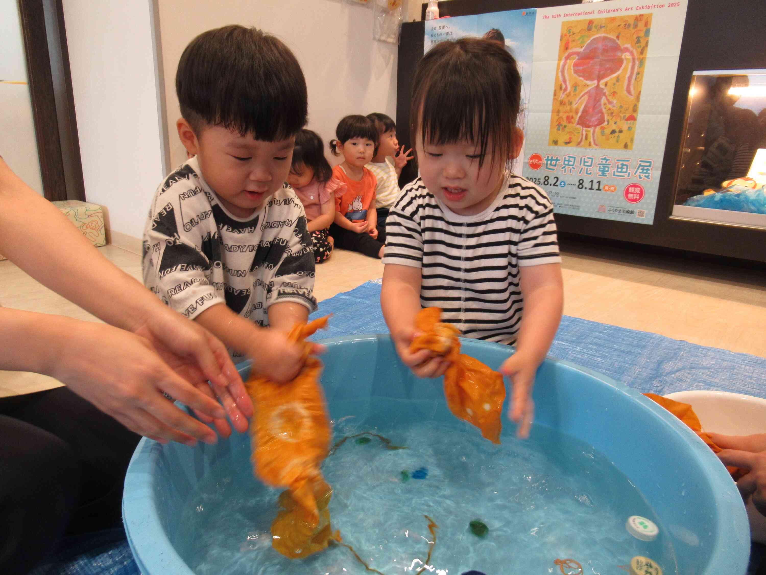 玉ねぎの皮を使って染め物をしたよ♡②～うさぎ組さん～