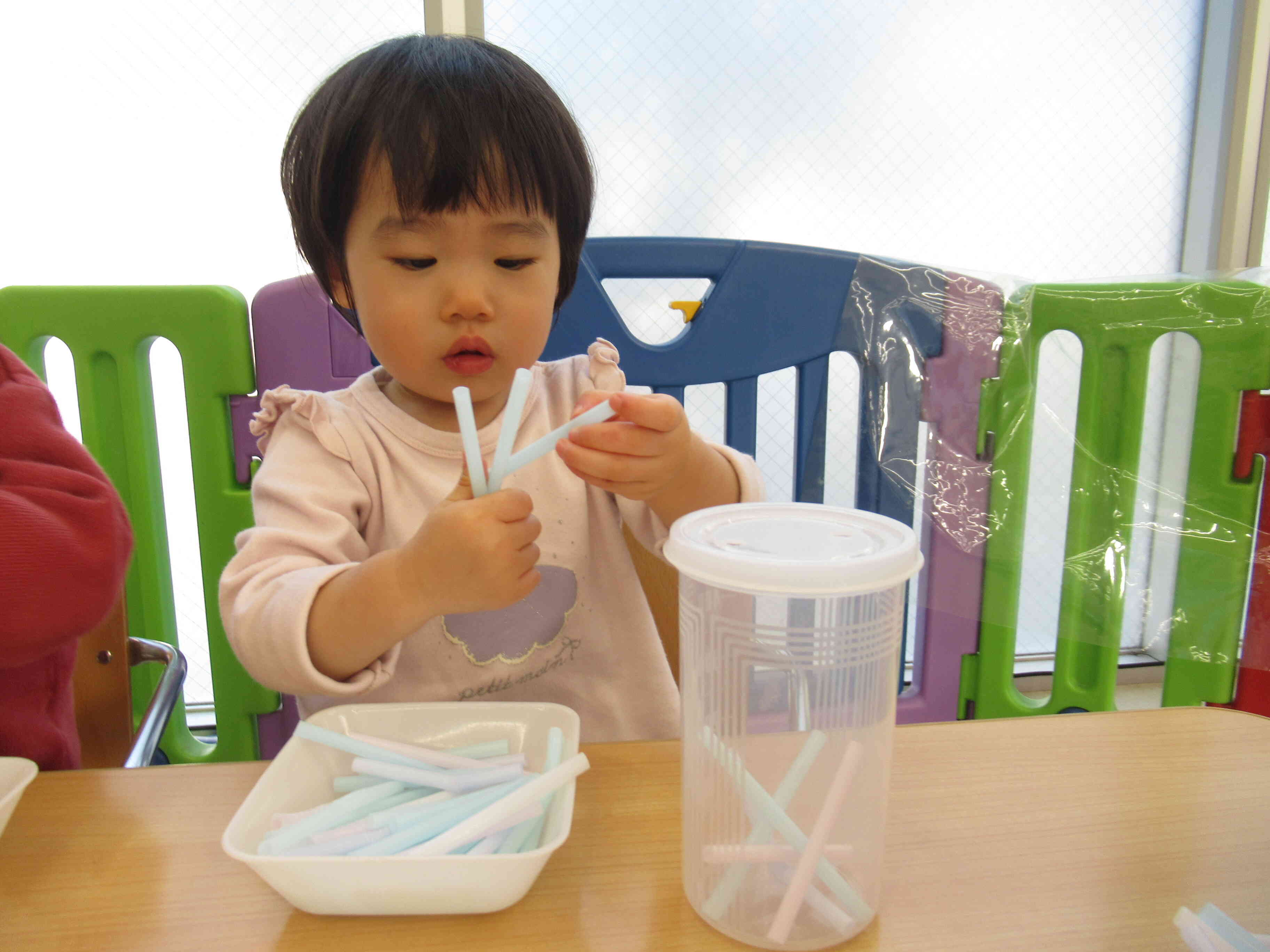 ストローいっぱいあるね。どのストローから入れる？