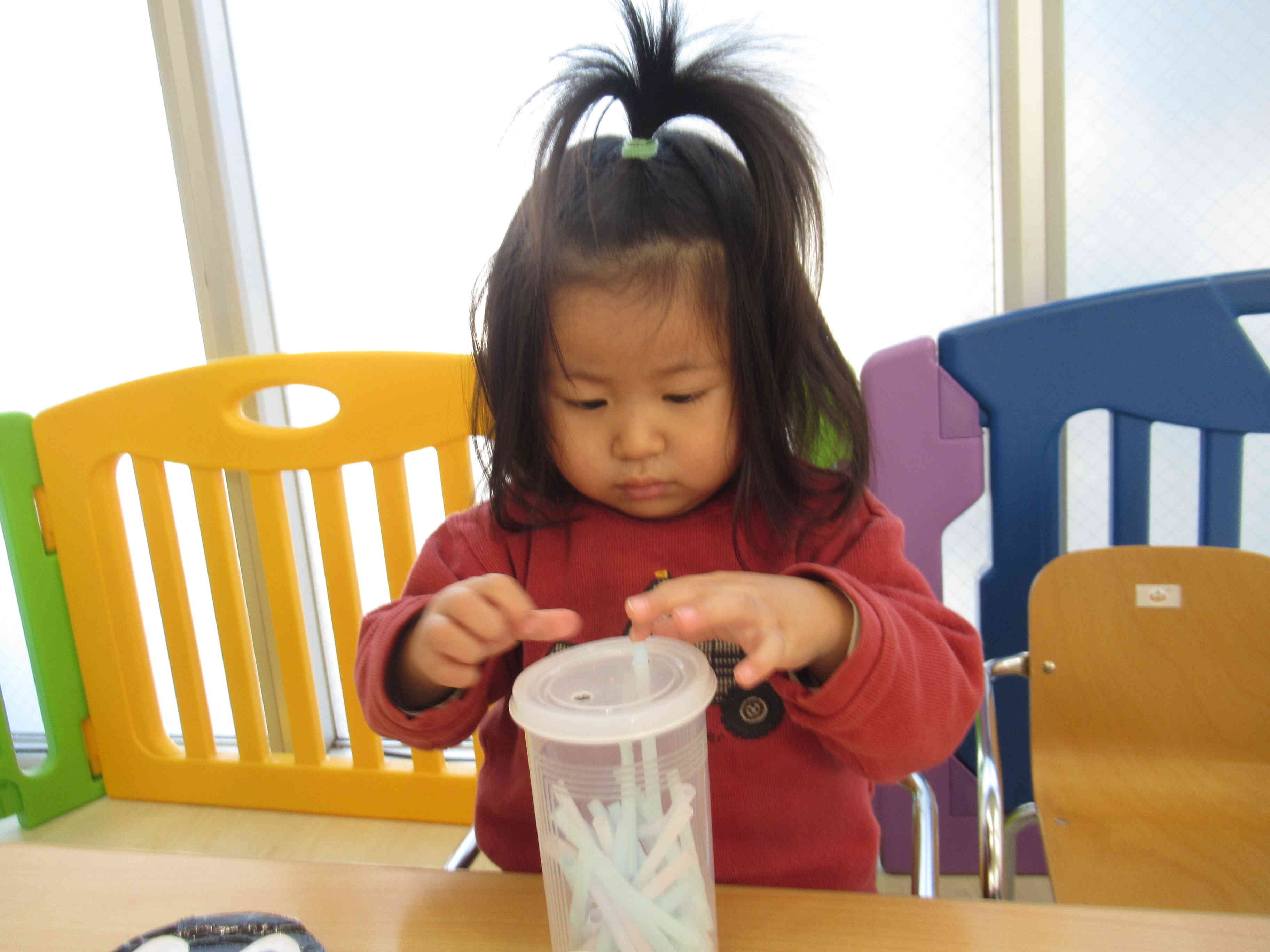 私はストローを小さな穴に入れてみるよ。