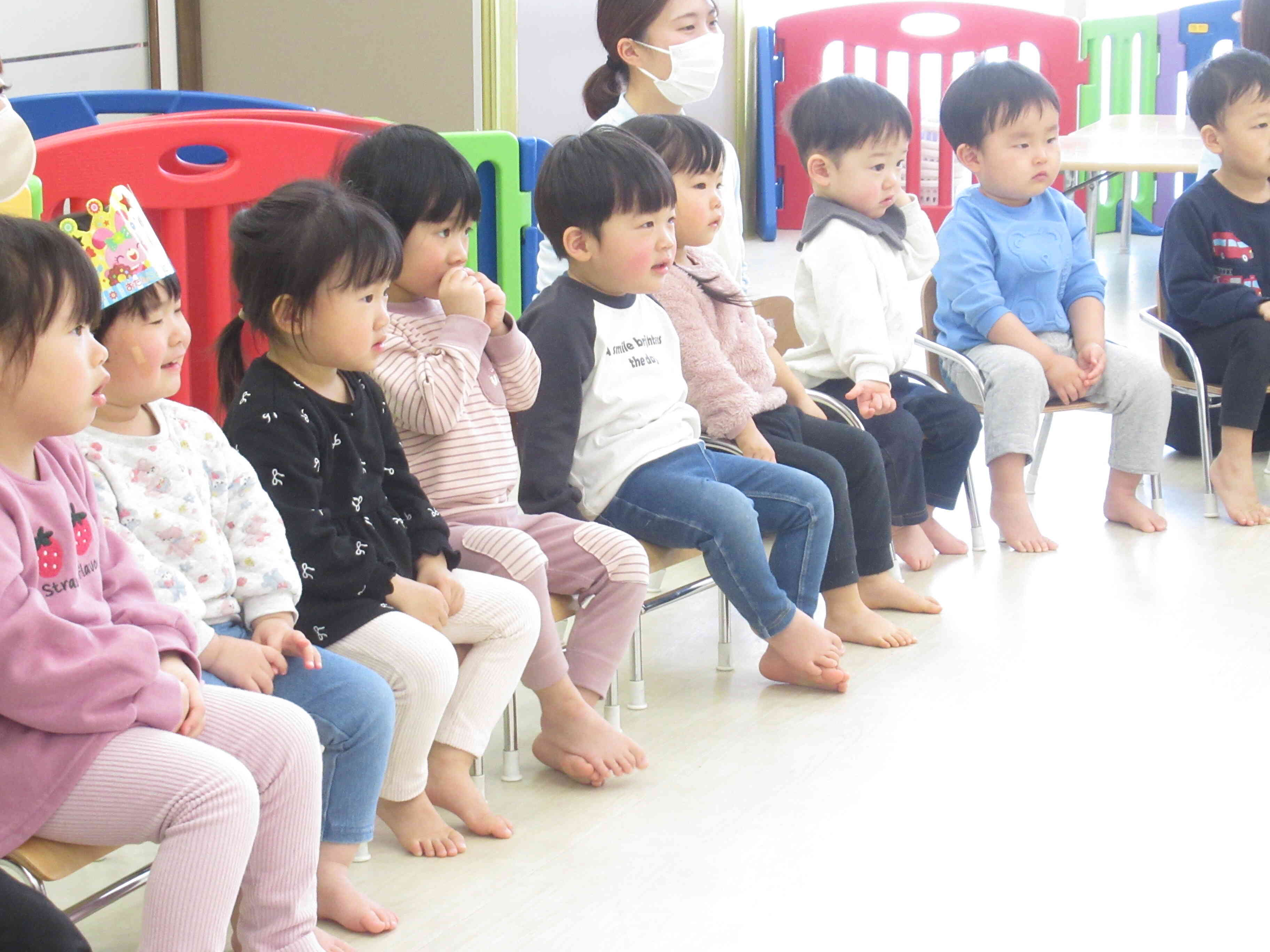 先生たちの出し物に真剣な眼差しです。