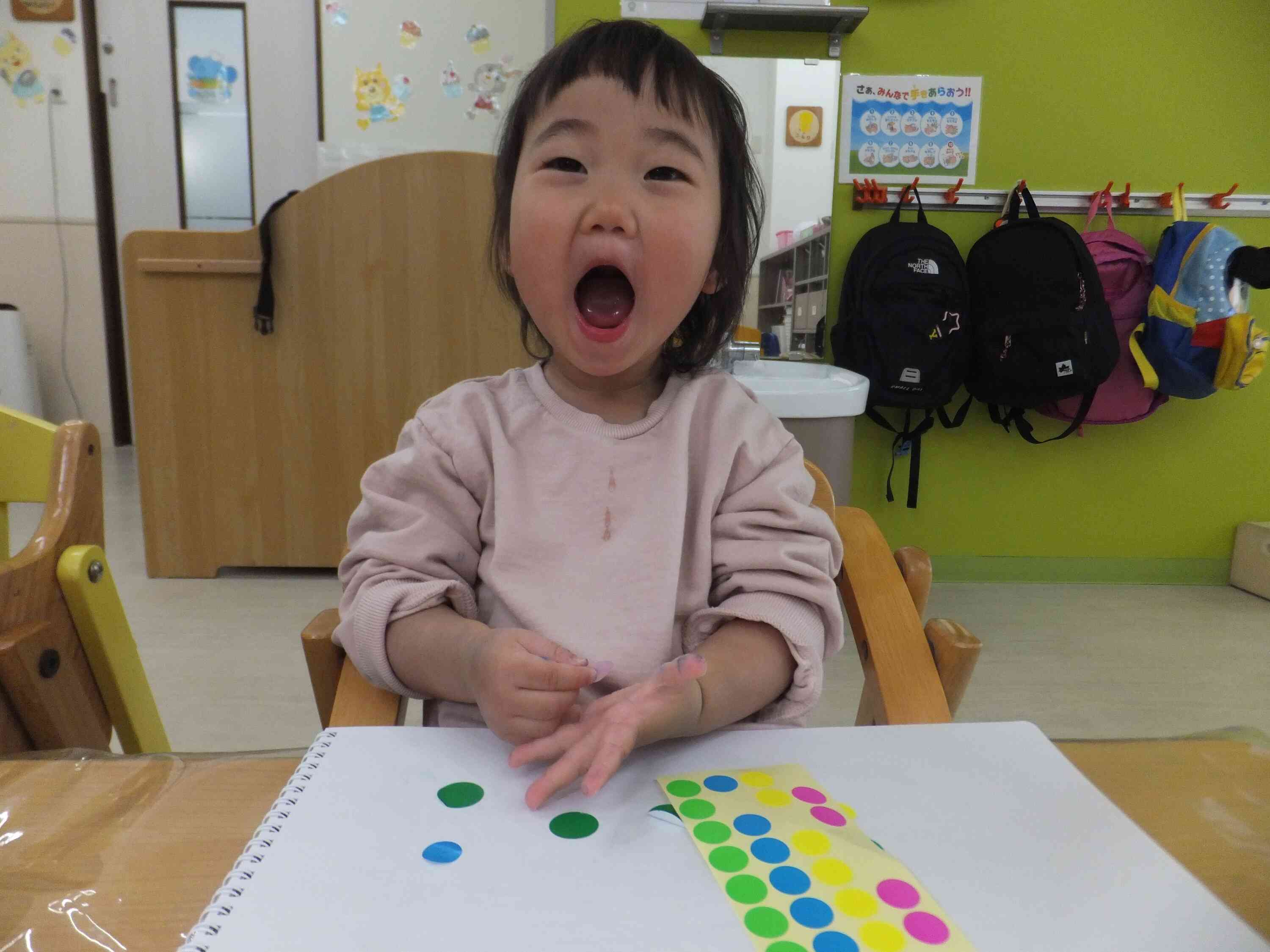 ひよこ組シール貼り