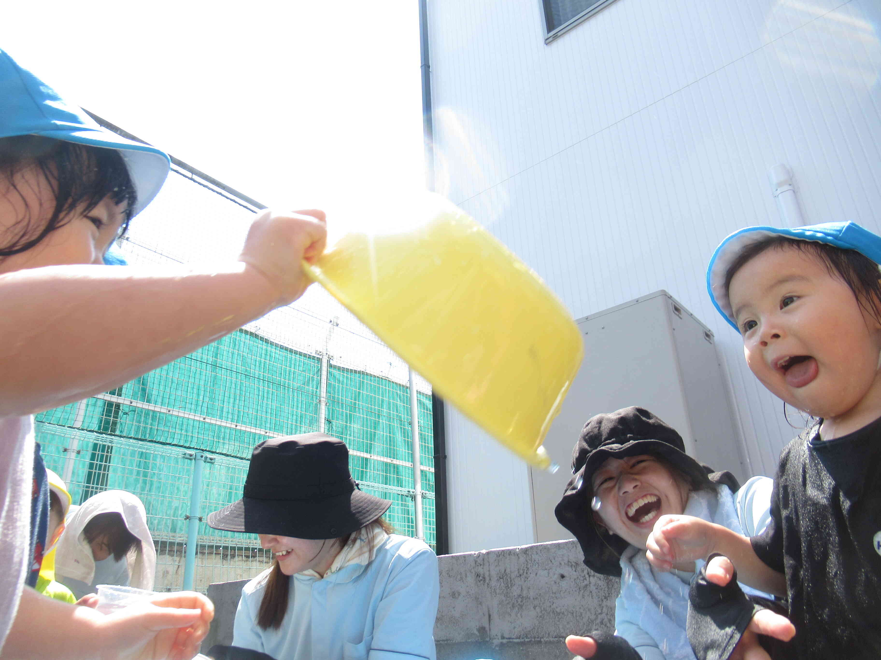 お水が～
