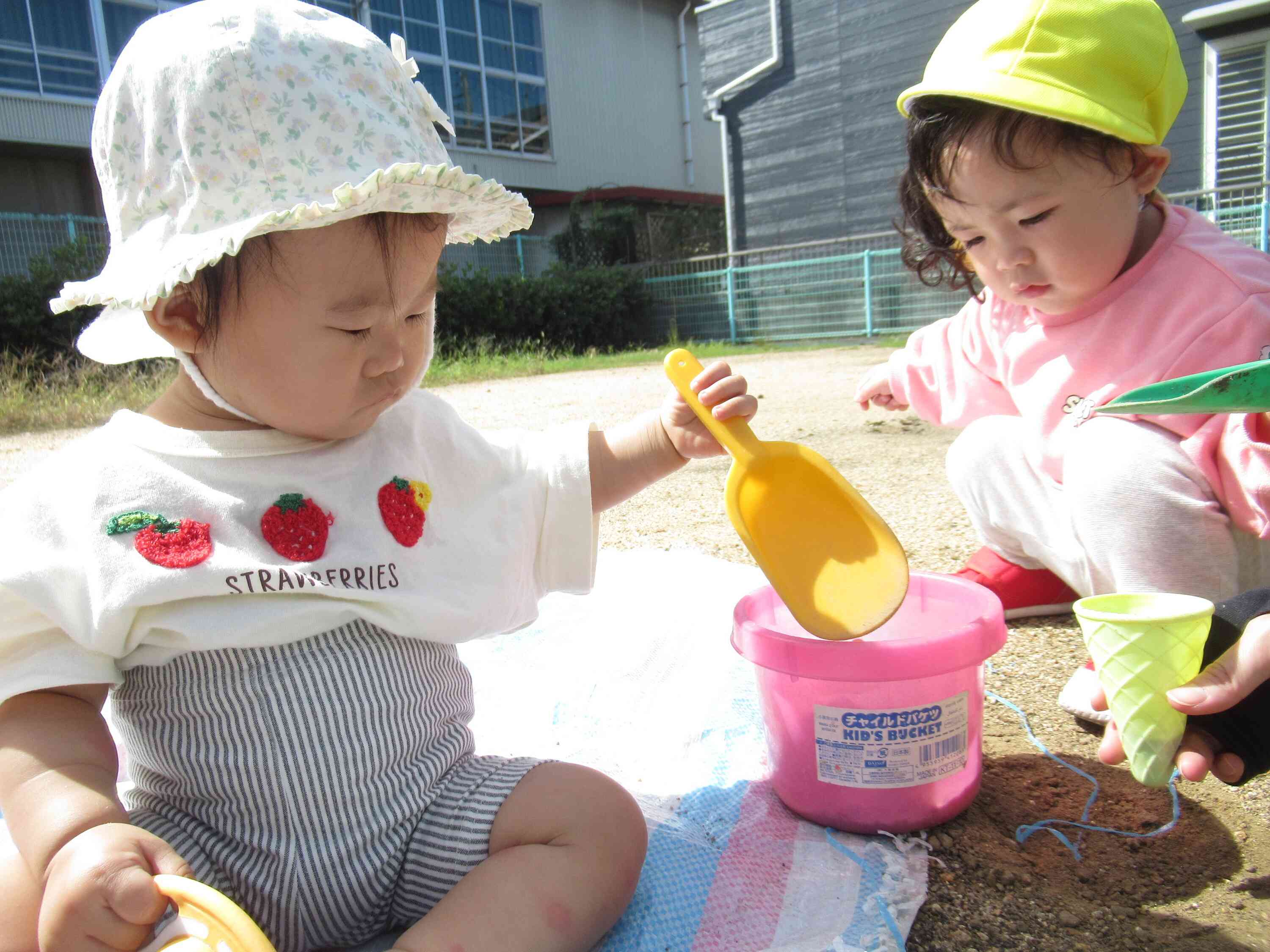 お友だちと一緒にバケツの中に砂をいれたよ