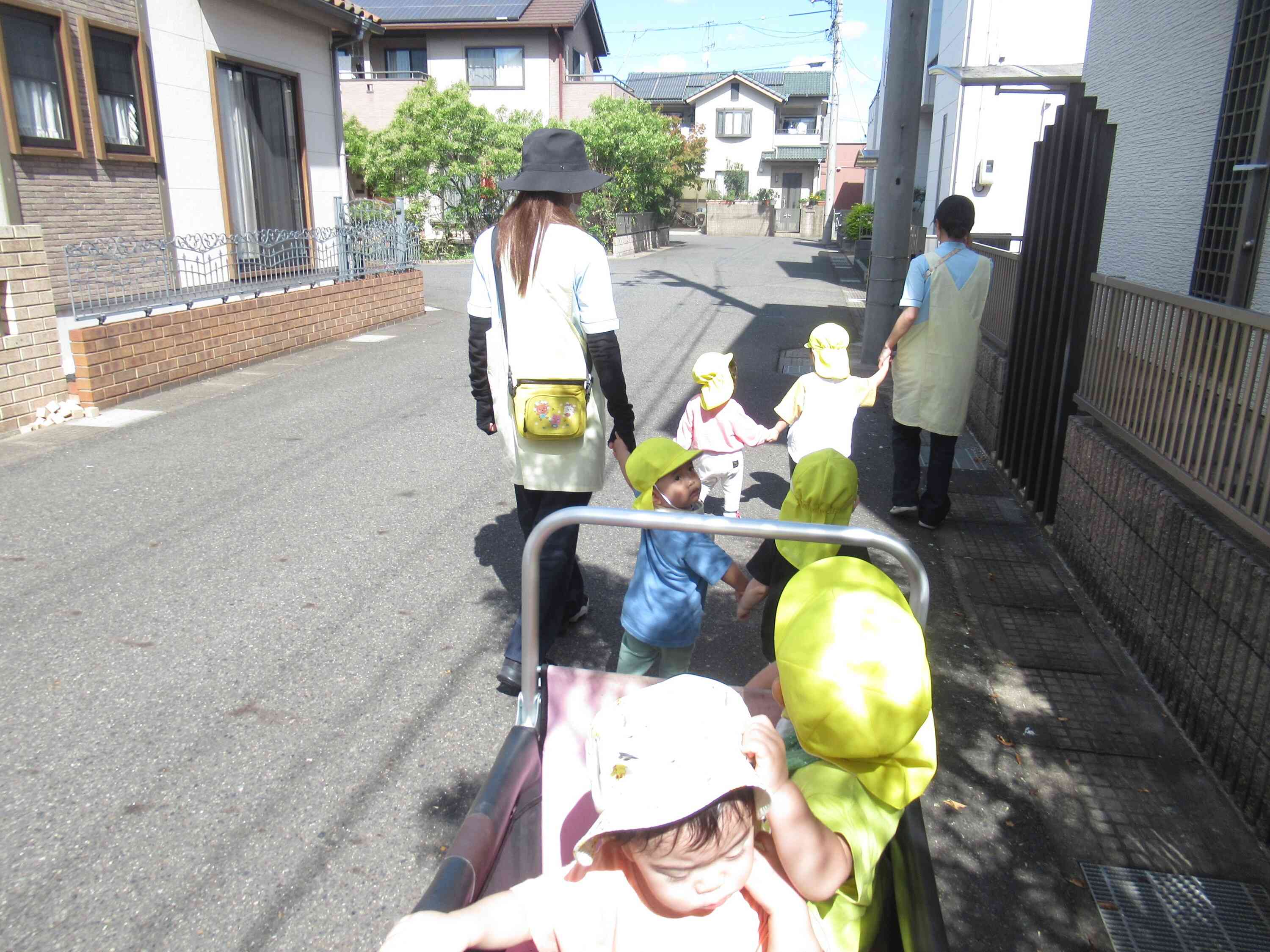 保育園までお友だちと手をつないだよ