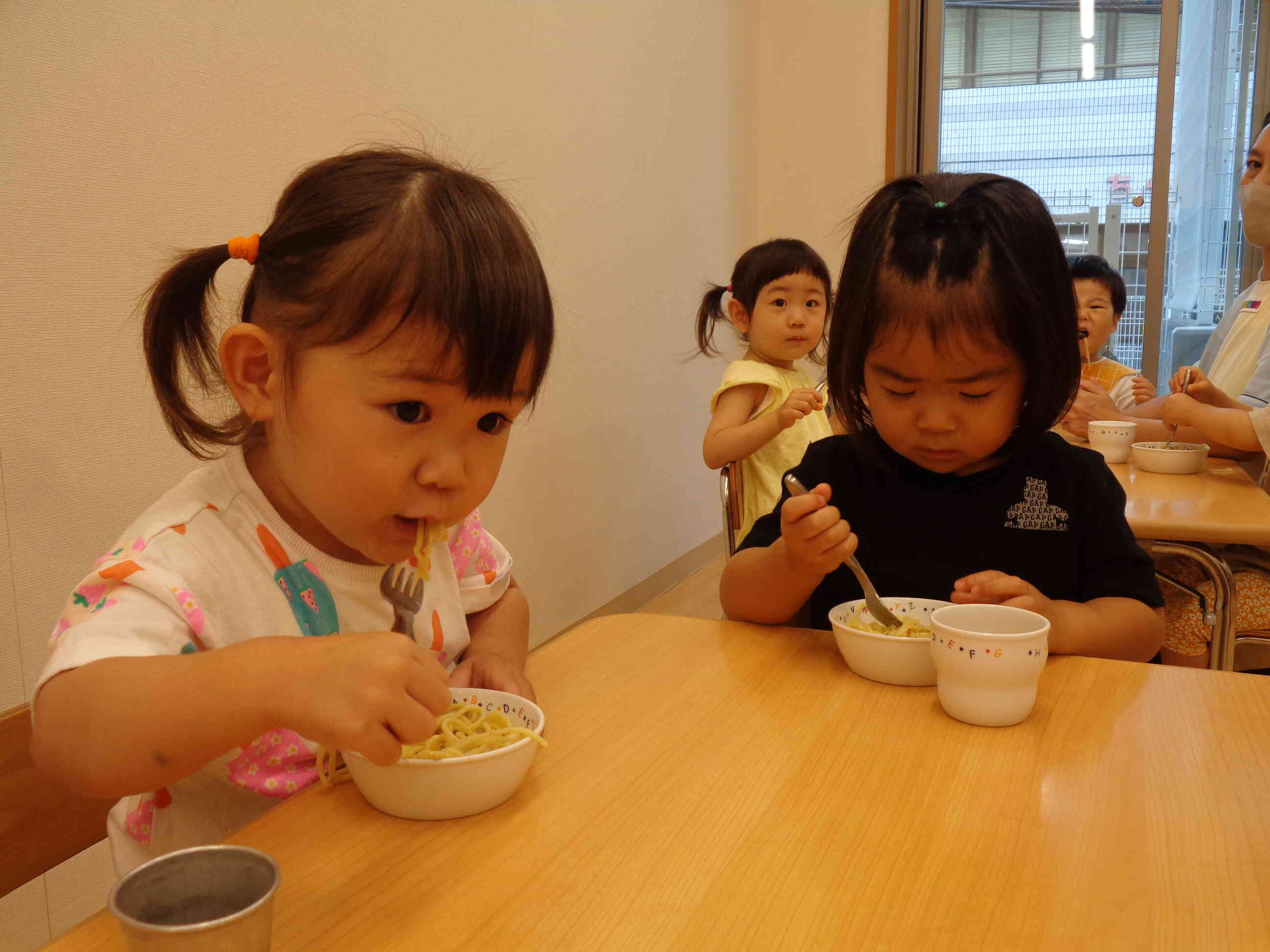 ２歳児クラスでは、食具を下から持つお友だちも！