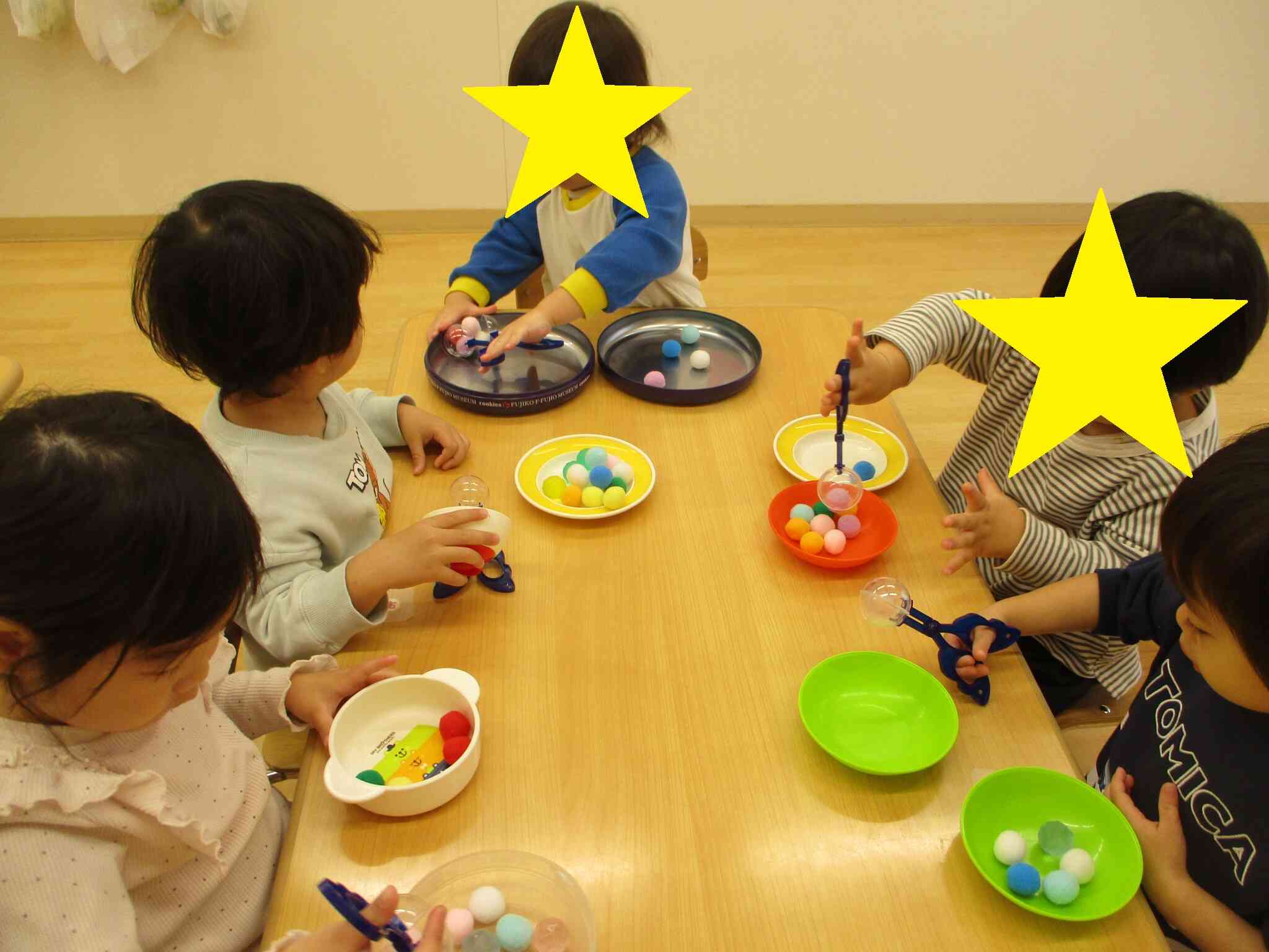 2歳児　うさぎ組　はさみのれんしゅうちゅう！