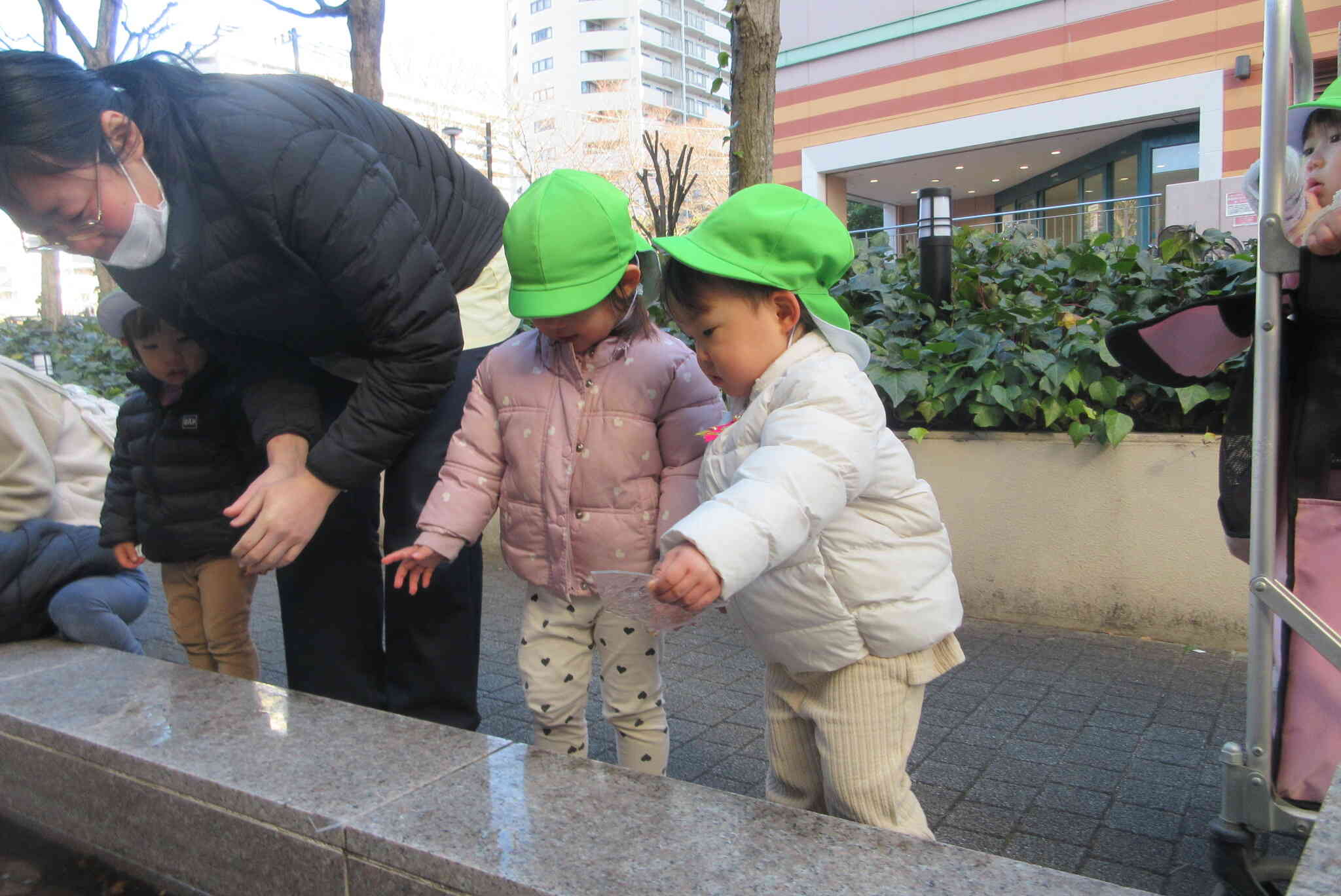 1歳児クラス「こおりができてるよ！」