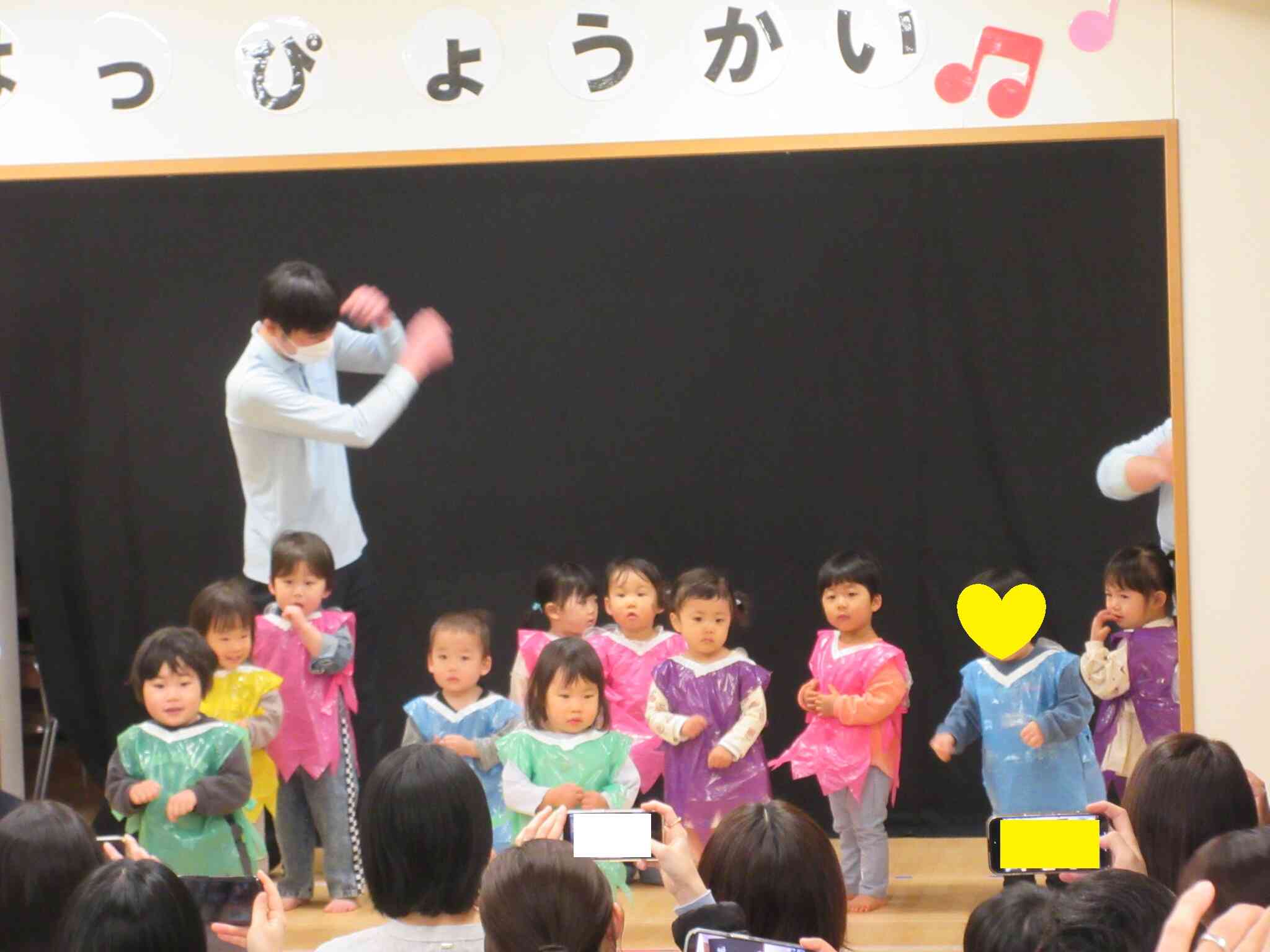 ０，１歳児は可愛い妖精さんになって、歌や踊りを披露してくれました！