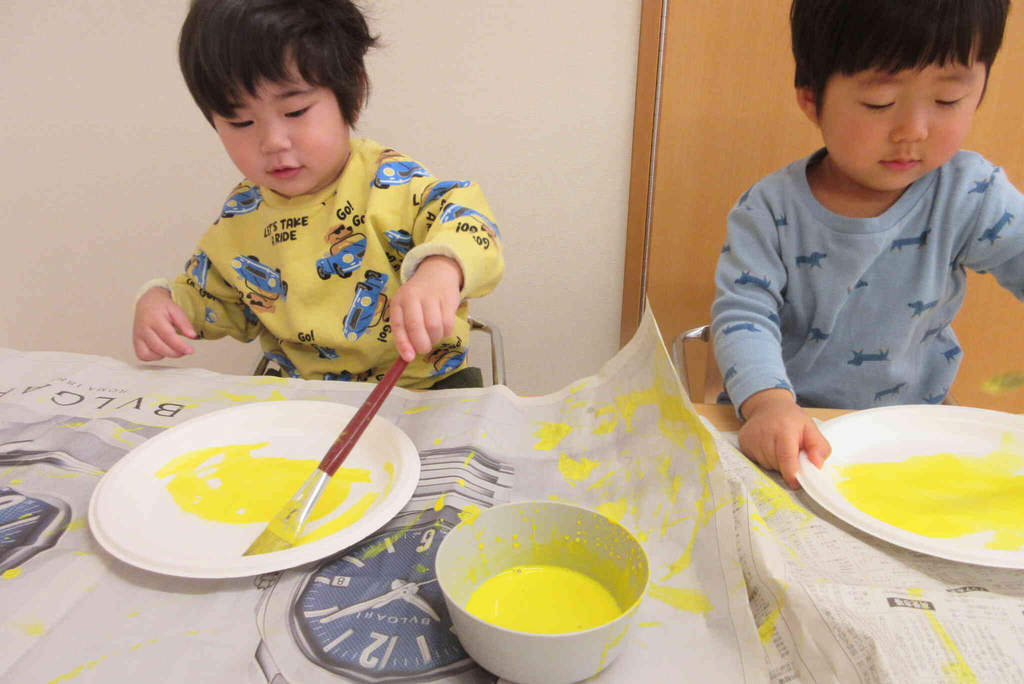 1歳児　筆をつかって絵具に挑戦！