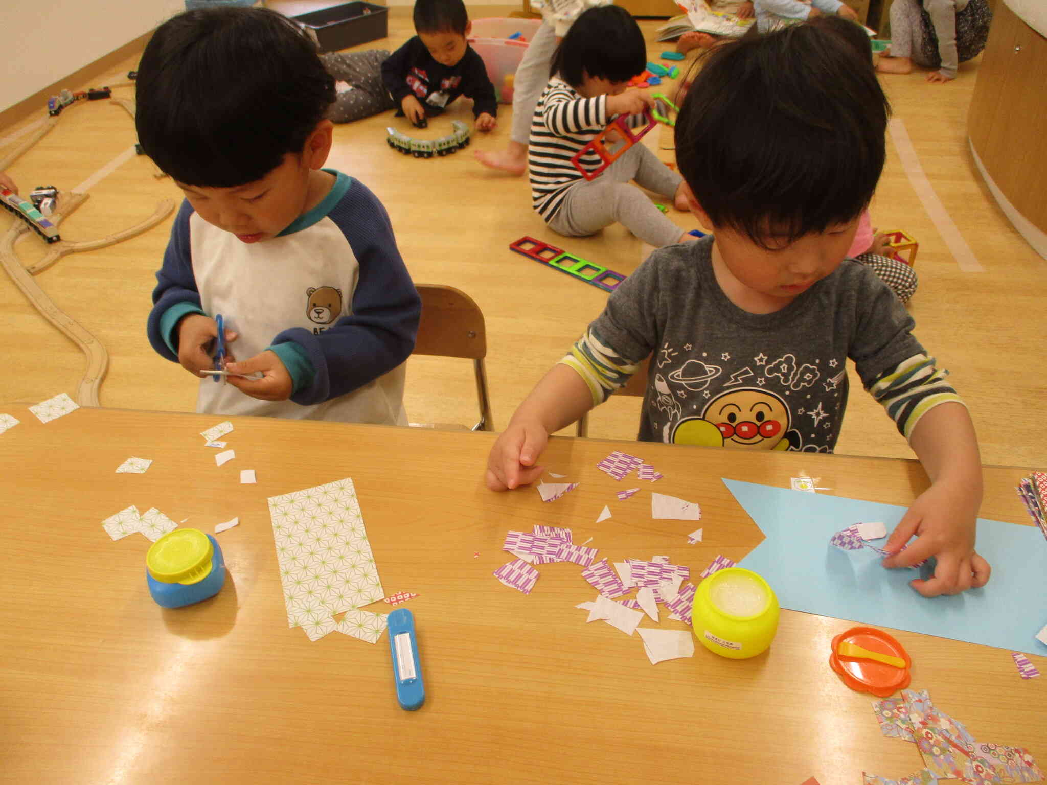 3歳児　はさみでアート！