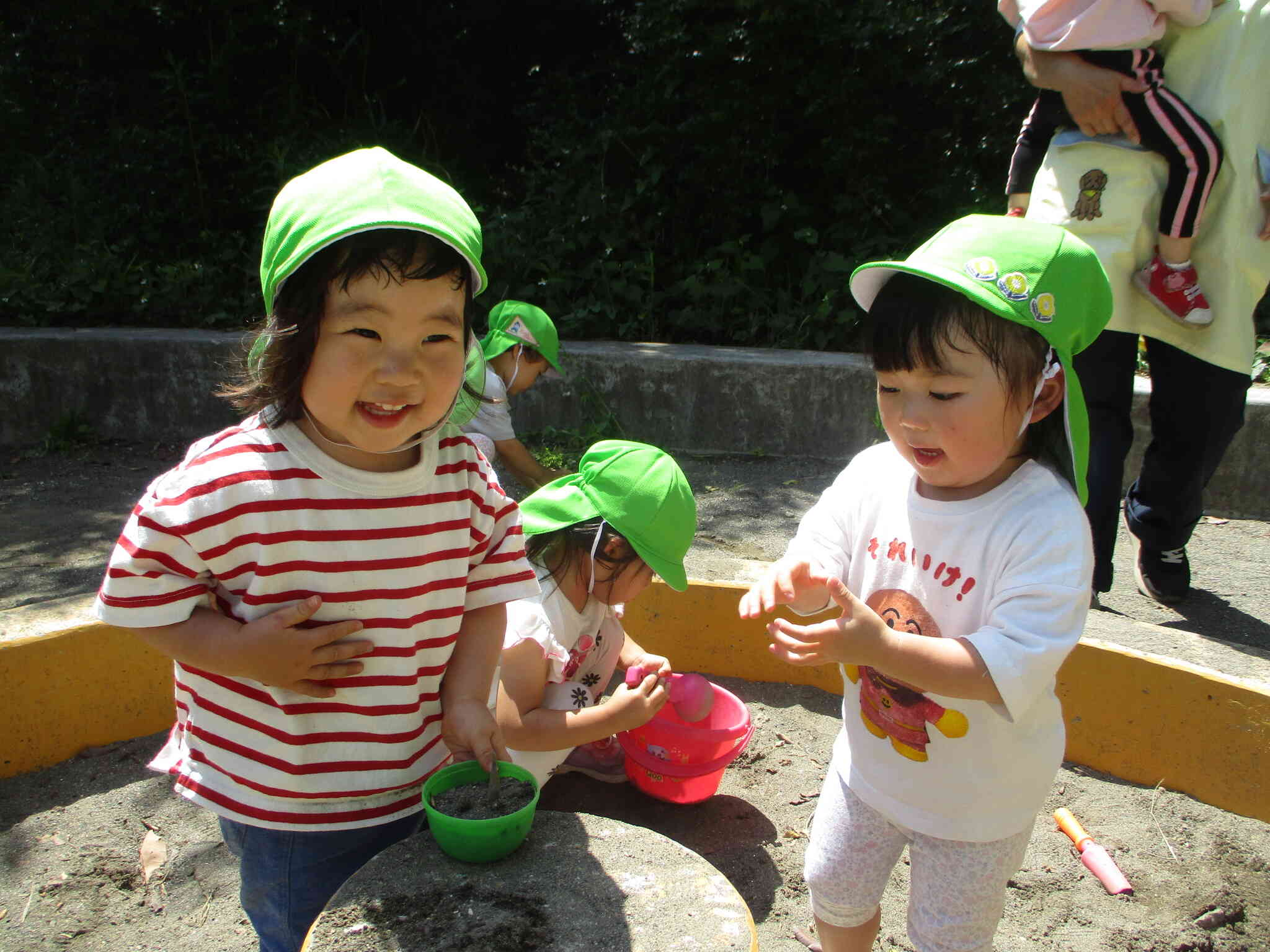 2歳児　気持ちいね！砂場遊び