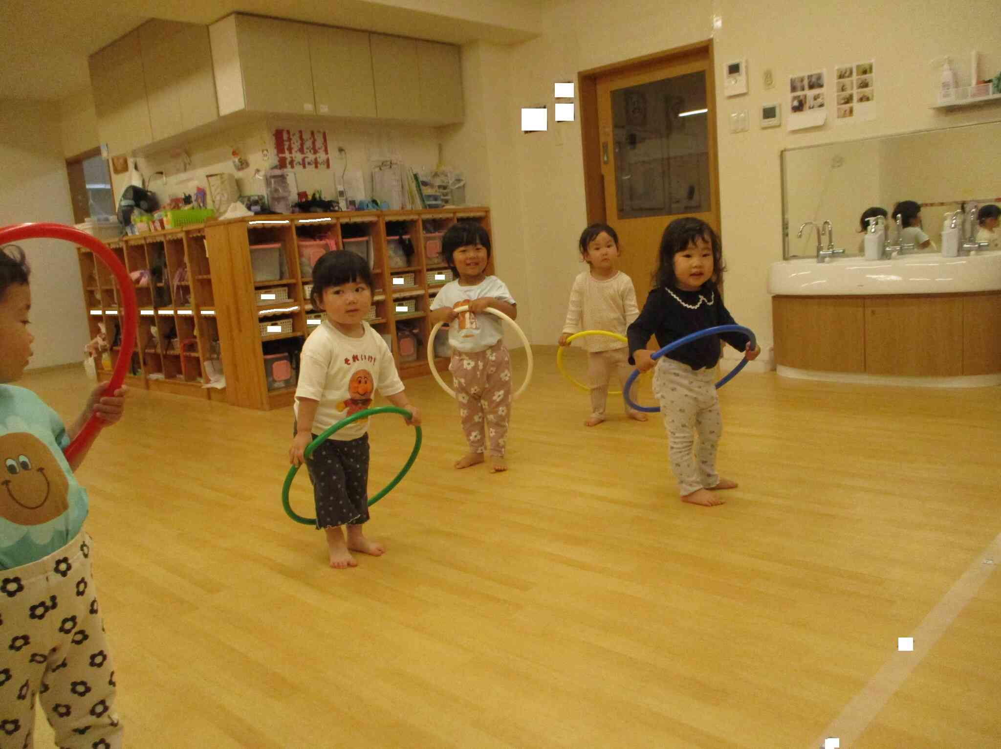 2歳児　リトミック　フープで遊ぼう！