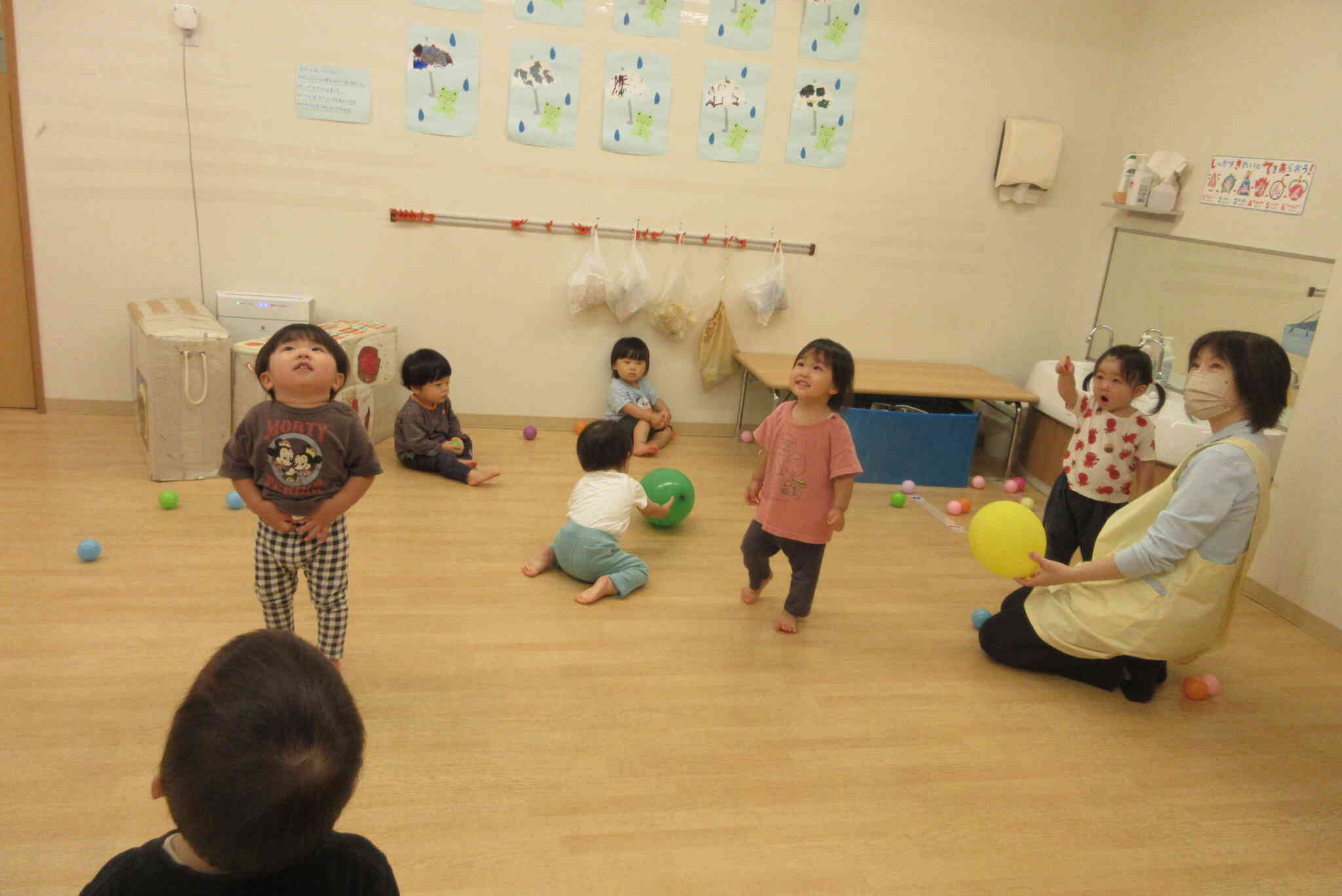 1歳児　みんな何を見てるんでしょう！？